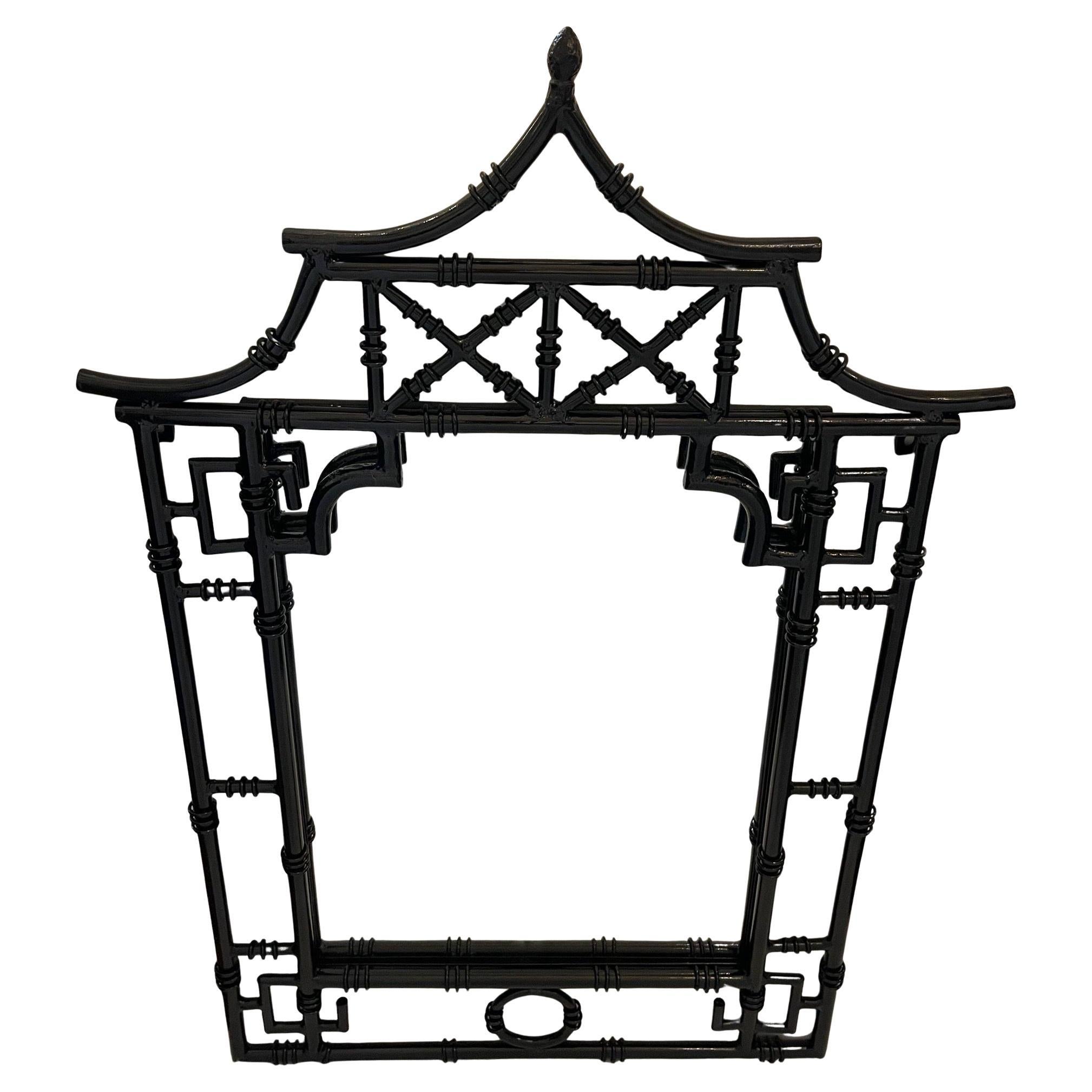 Maravilloso Par de Espejos de Hierro Pagoda de Esmalte Negro Lacado Brillante Chinoiserie Pintado en venta
