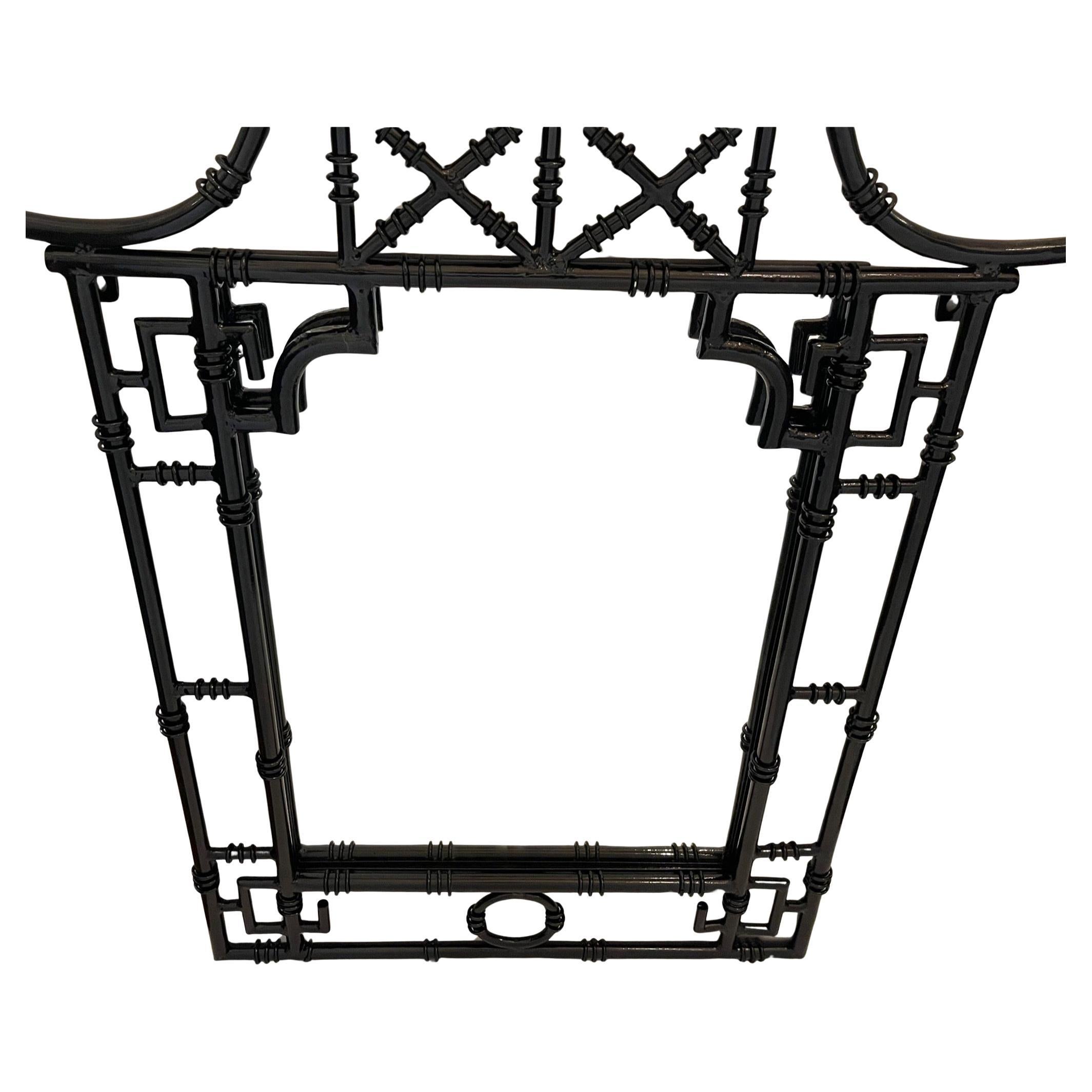 Maravilloso Par de Espejos de Hierro Pagoda de Esmalte Negro Lacado Brillante Chinoiserie siglo XX en venta