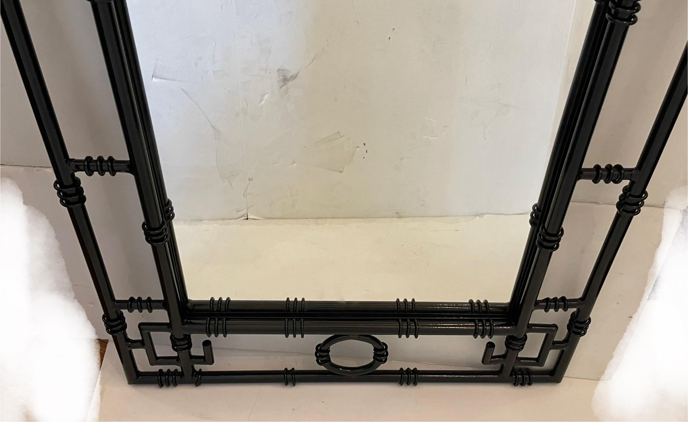 Maravilloso Par de Espejos de Hierro Pagoda de Esmalte Negro Lacado Brillante Chinoiserie en venta 1
