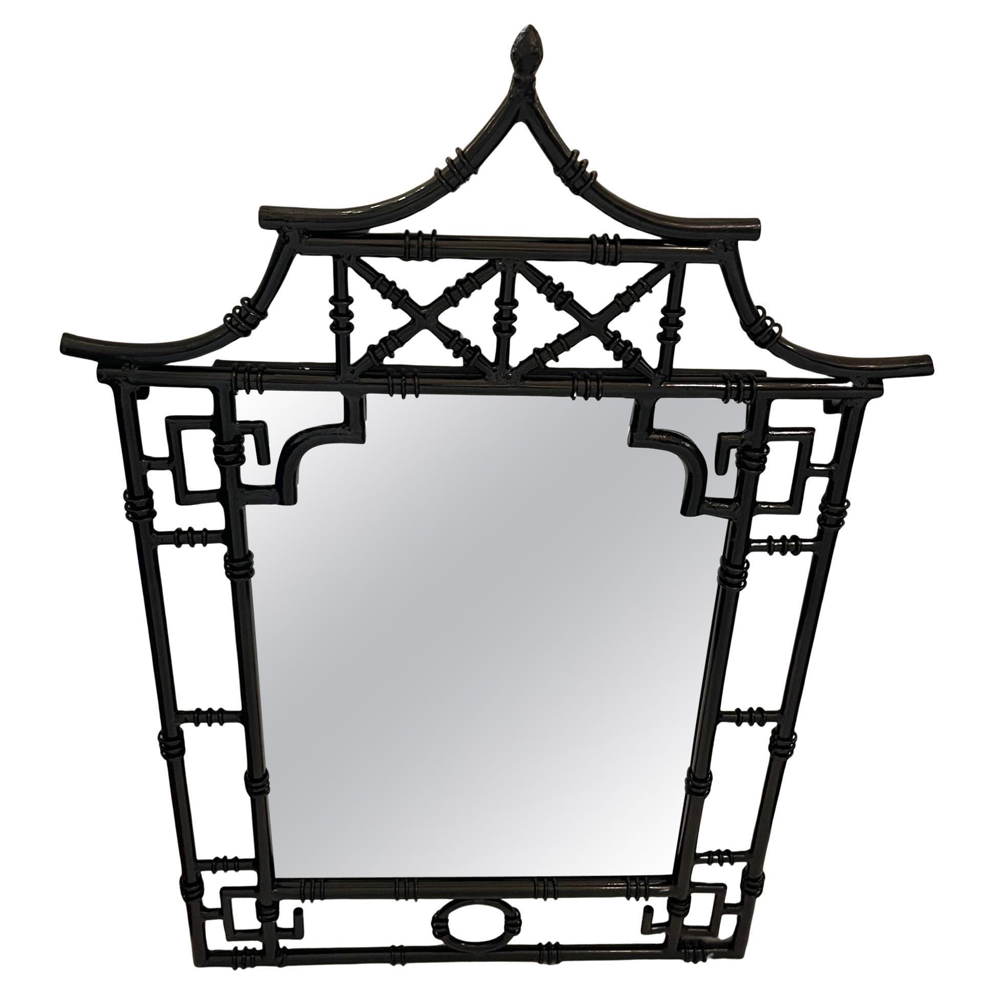 Maravilloso Par de Espejos de Hierro Pagoda de Esmalte Negro Lacado Brillante Chinoiserie en venta