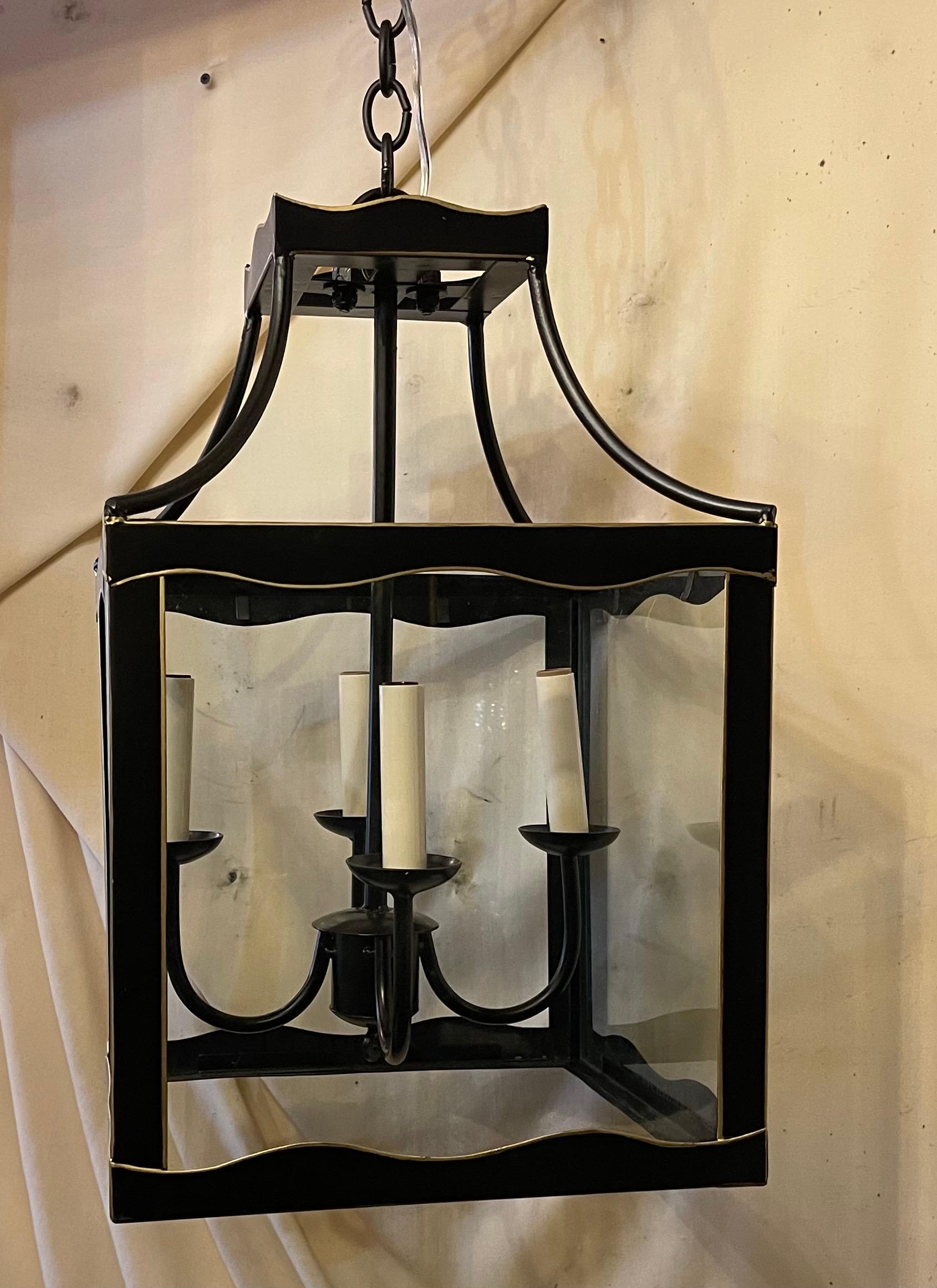 Maravillosa Pareja De Lámparas De Linterna Con Forma De Pagoda De Chinoiserie De 4 Paneles En Tole Negro Y Dorado Cada Una Con 4 Enchufes De Candelabro Recableados, 
Estas lámparas de araña vienen con cadena y dosel

Se venden por separado 
Pareja