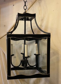 Meravigliosa coppia di Lanterne Chinoiserie Tole Pagoda con finiture in oro nero