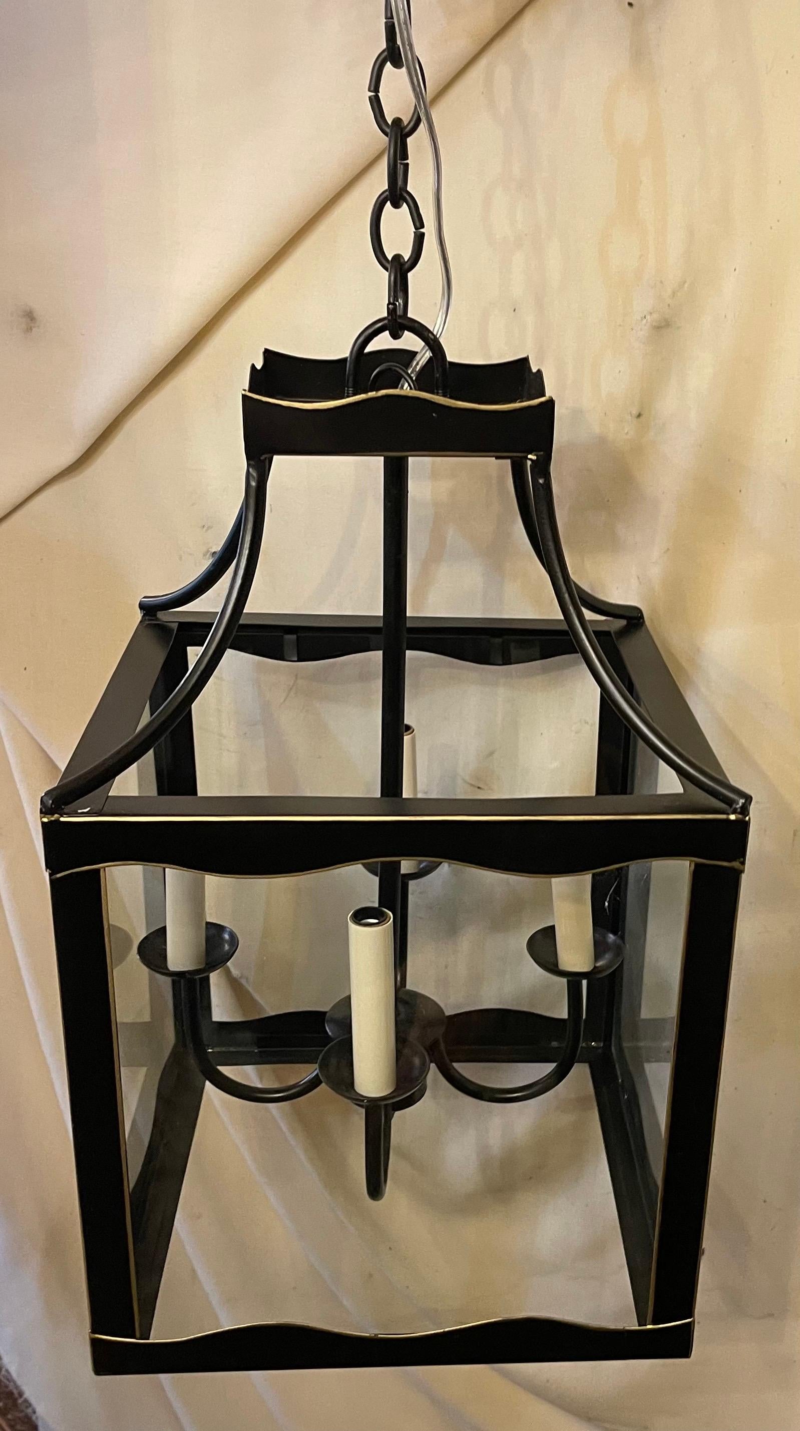Maravillosa Pareja Pagoda de Tole con Adornos de Oro Negro Chinoiserie Faroles Candelabros Italiano en venta