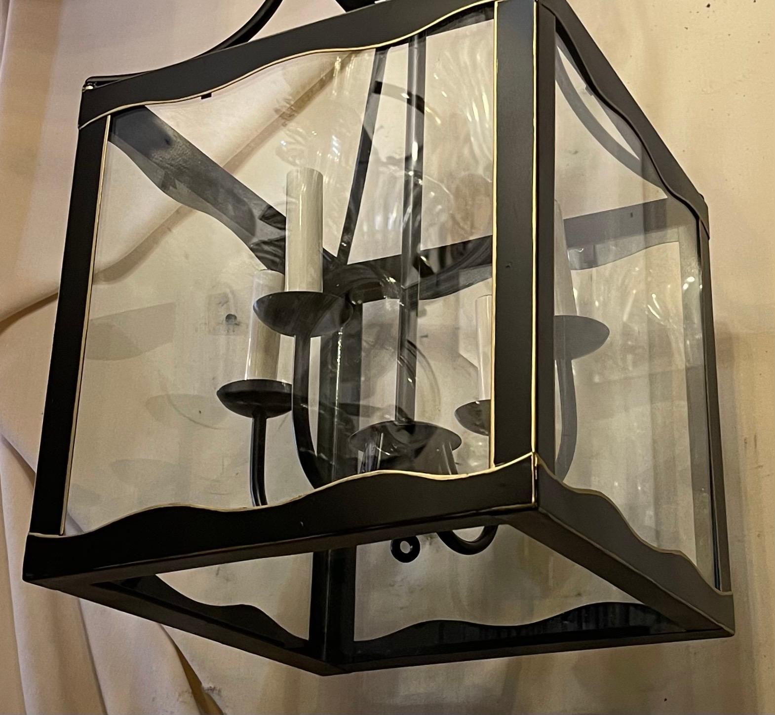Maravillosa Pareja Pagoda de Tole con Adornos de Oro Negro Chinoiserie Faroles Candelabros Pintado a mano en venta