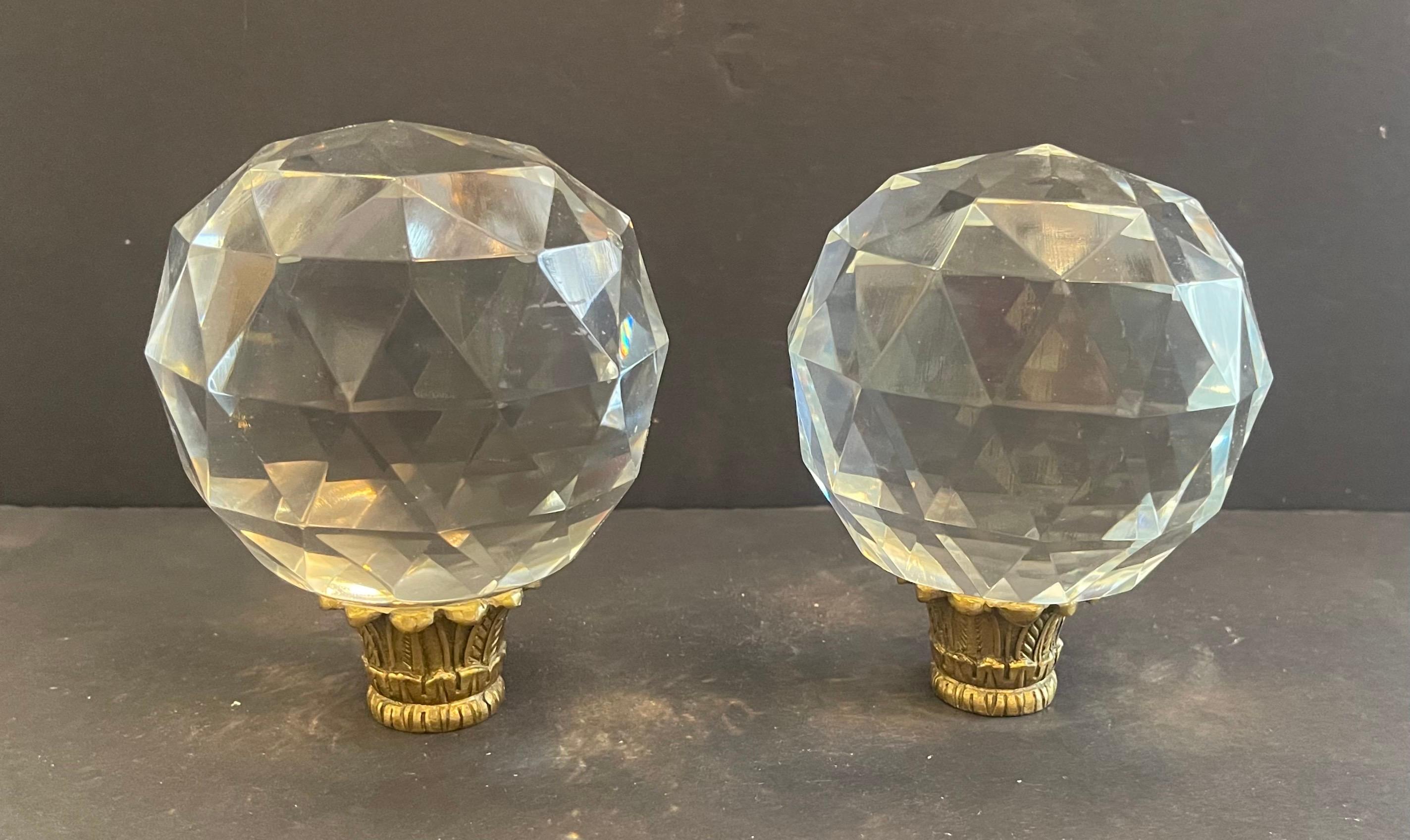 Merveilleuse paire de Boule d'Escalier en cristal taillé à facettes sur bases en laiton Finale de rampe d'escalier et de poteau Newel