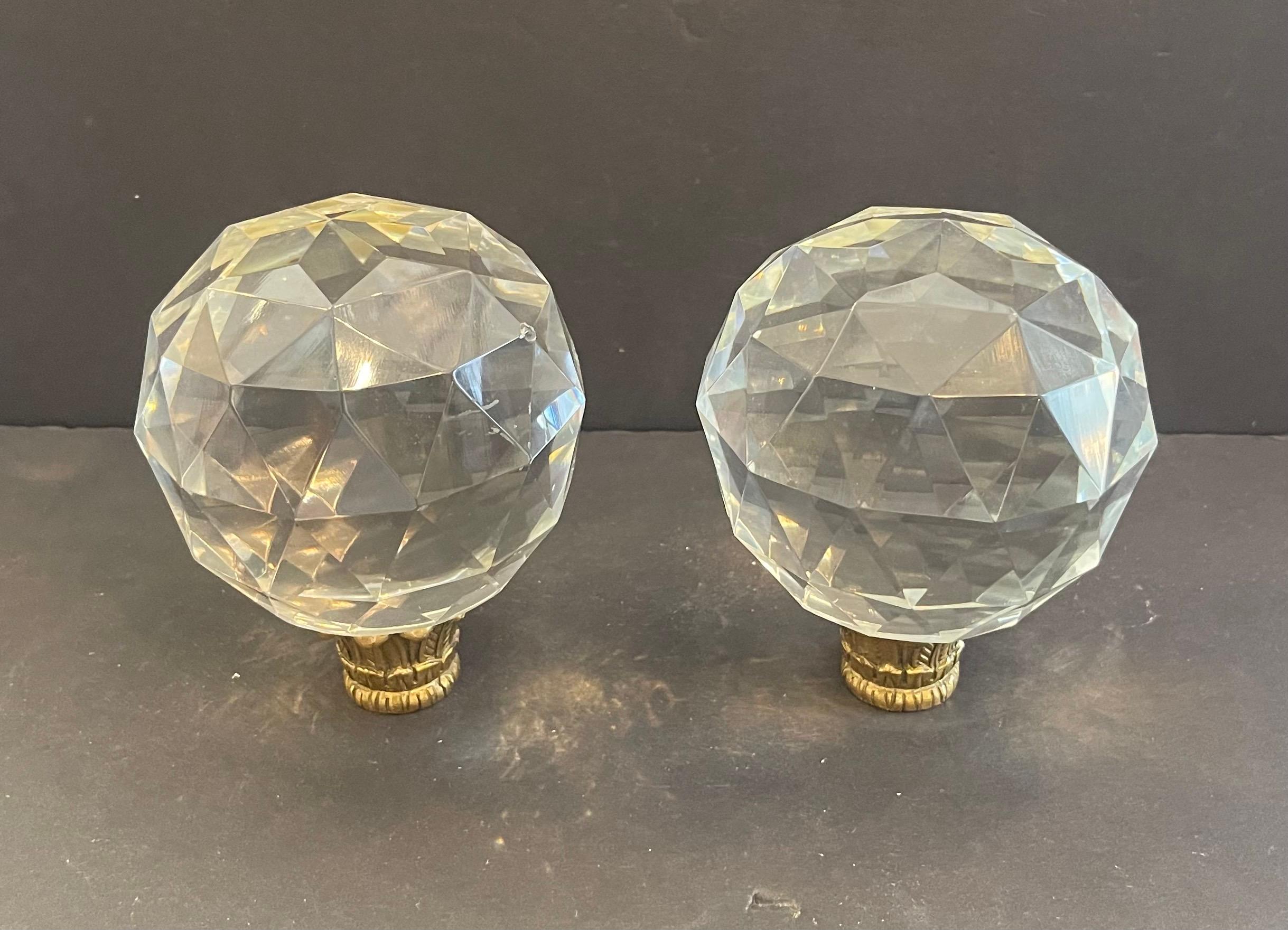 Regency Merveilleuse paire de fleurons Boule d'Escalier en laiton facetté et cristal Newel Post Finial en vente