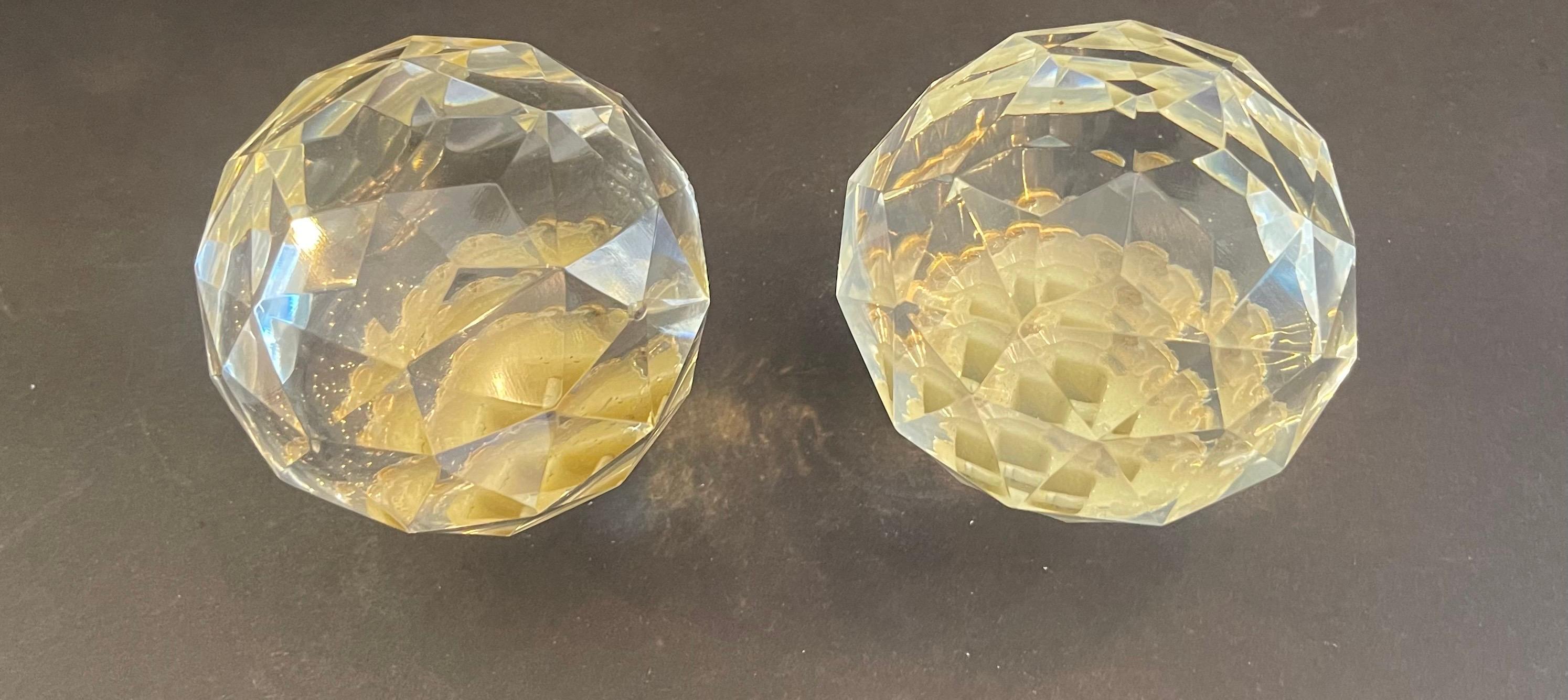 Facetté Merveilleuse paire de fleurons Boule d'Escalier en laiton facetté et cristal Newel Post Finial en vente