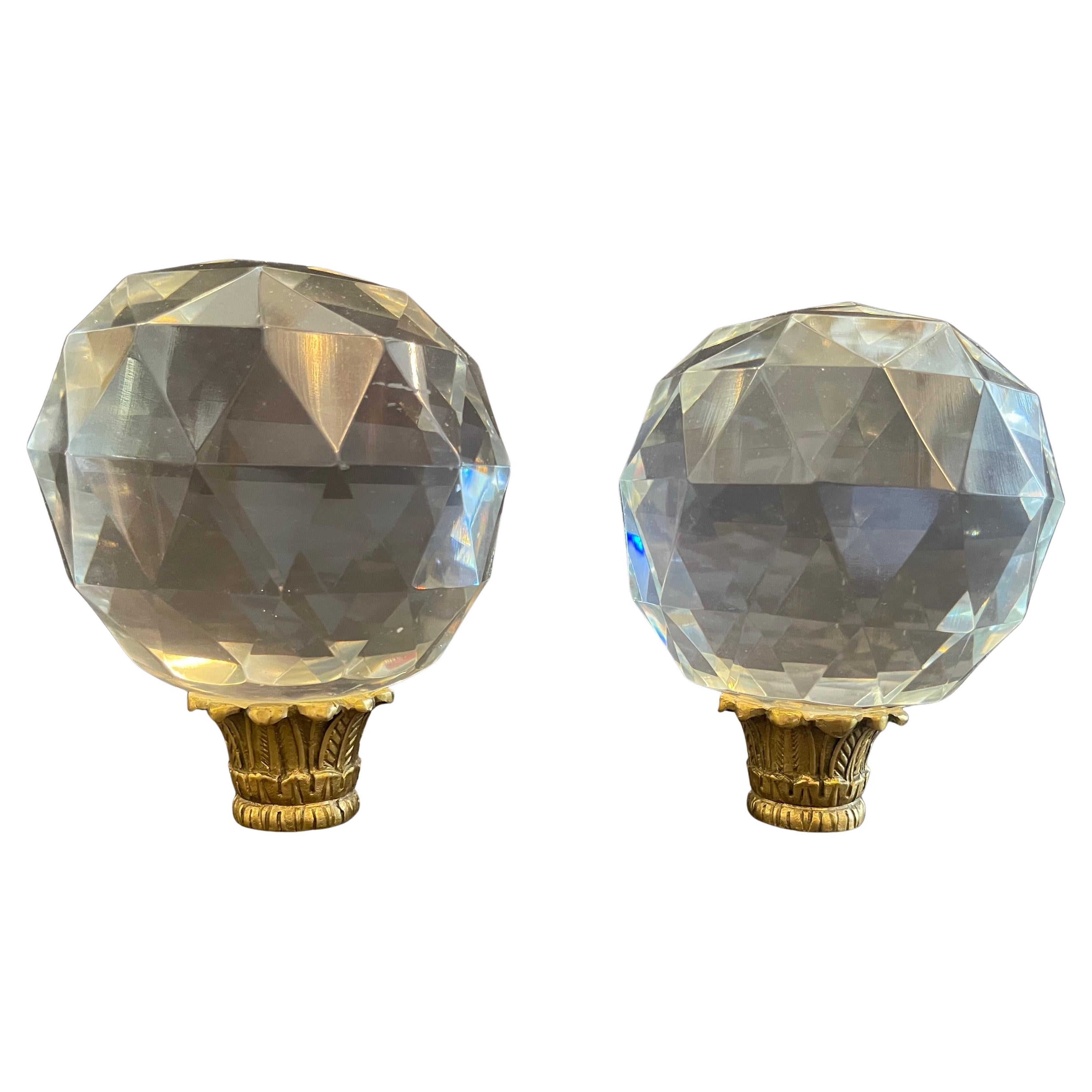 Merveilleuse paire de fleurons Boule d'Escalier en laiton facetté et cristal Newel Post Finial