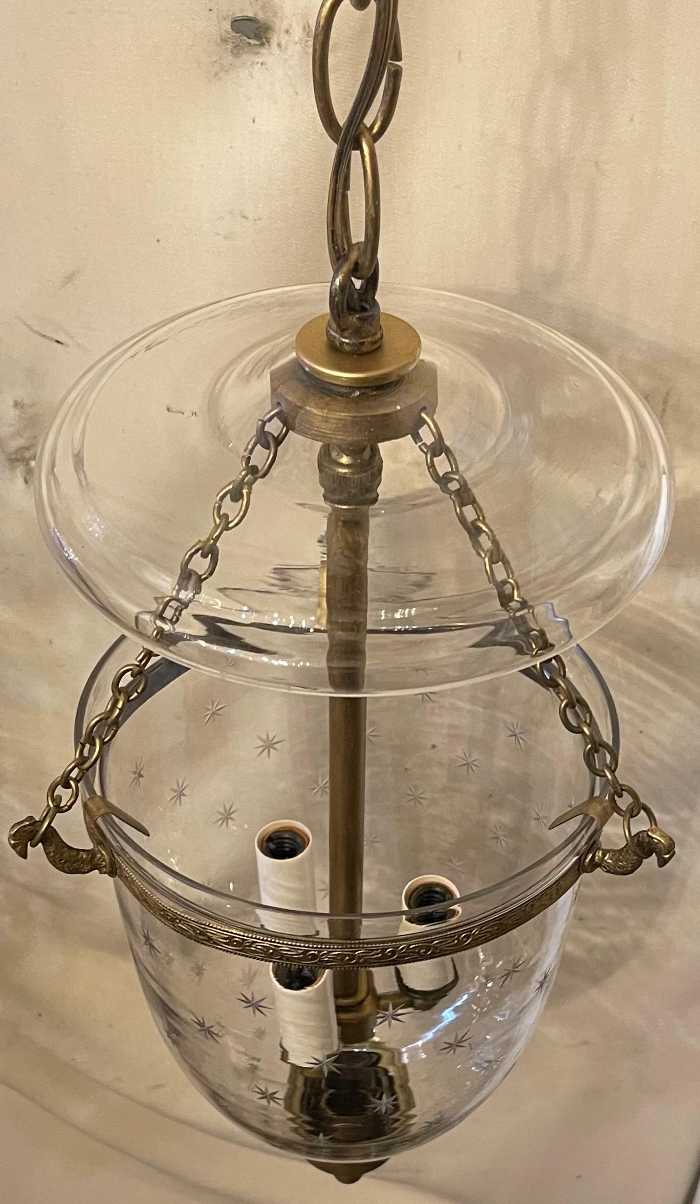Merveilleuse paire de lanternes Vaughan en verre soufflé étoilé et en laiton Bon état - En vente à Roslyn, NY