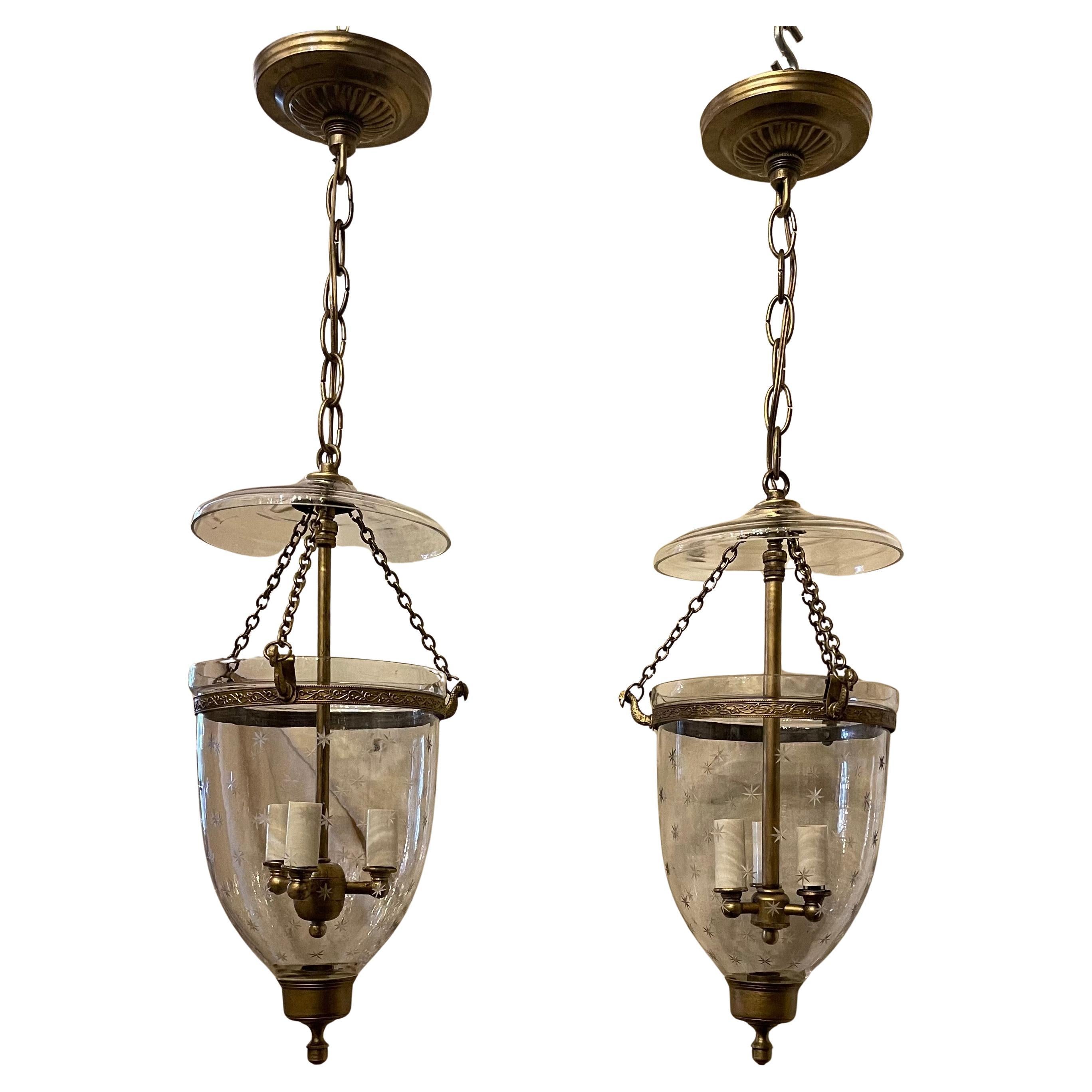 Meravigliosa coppia di lanterne a campana in vetro soffiato in ottone Vaughan Light