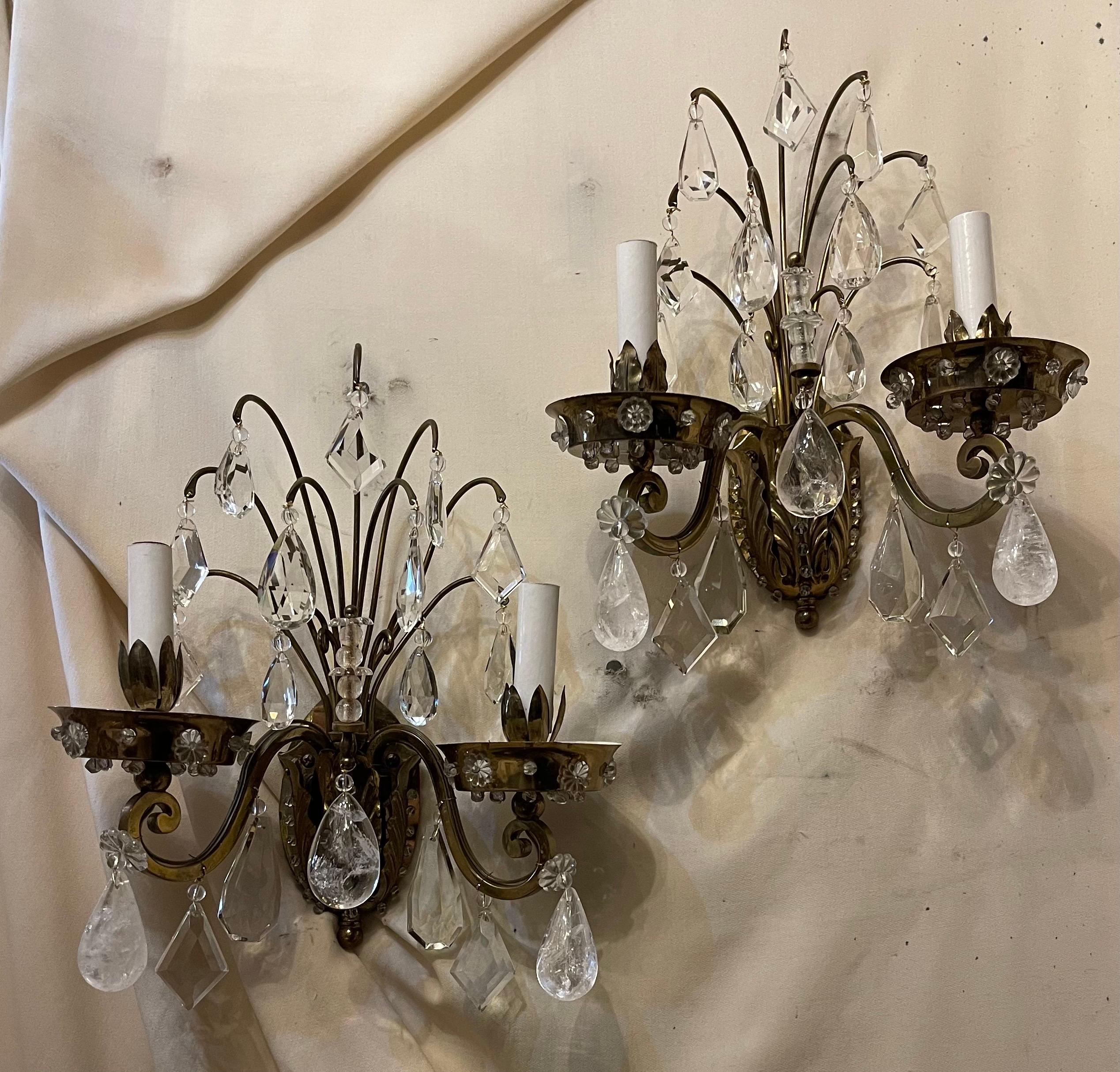 Merveilleuse paire de gouttes en laiton avec cristal et cristal de roche en alternance dans un bouquet de fleurs et finies avec 2 lampes candélabres chacune.  Maison Baguès, Les appliques ont été recâblées et sont prêtes à être installées.

