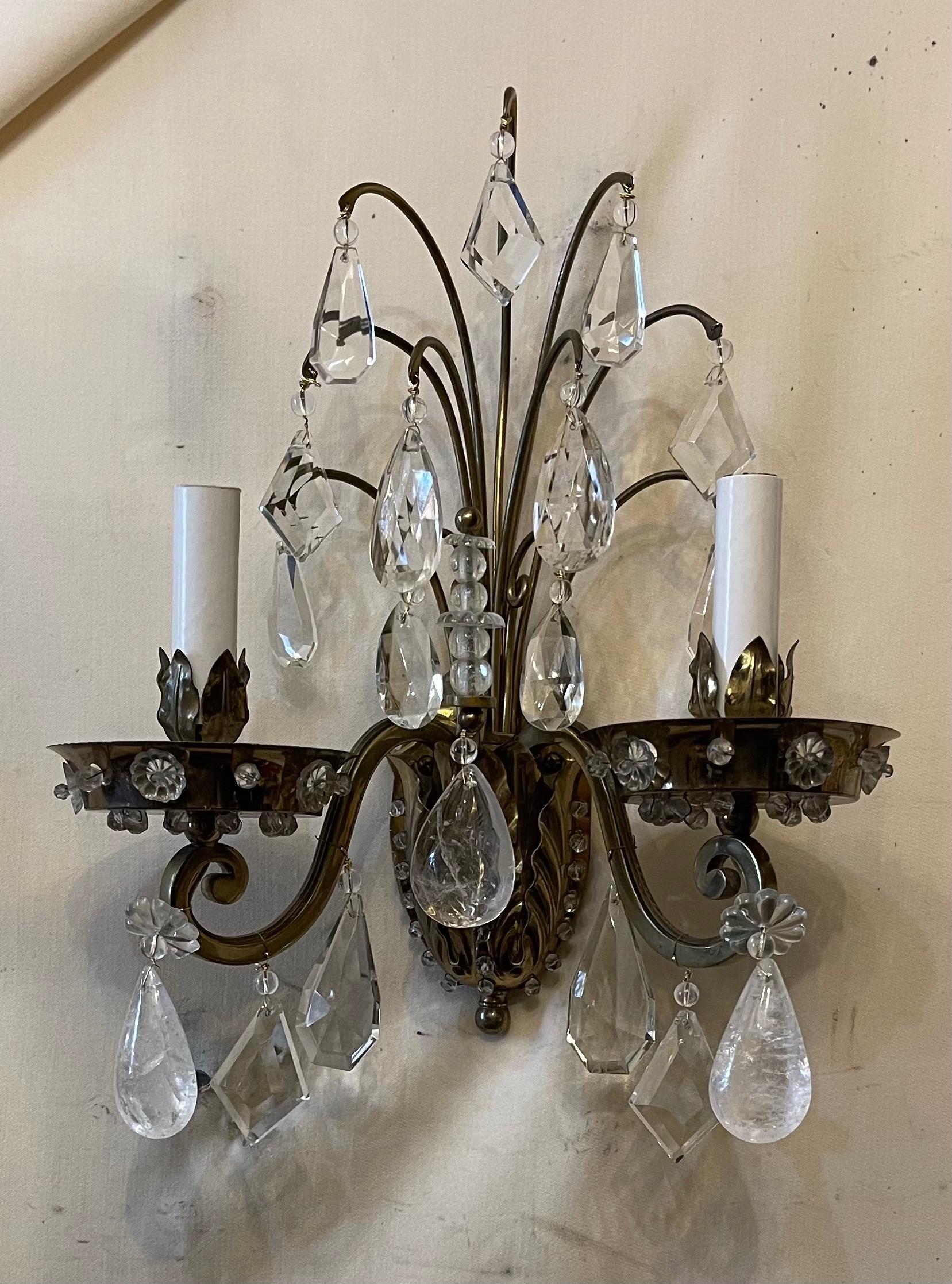 Belle Époque Merveilleuse paire d'appliques en laiton, cristal de roche, feuille, bouquet de fleurs Maison Baguès en vente