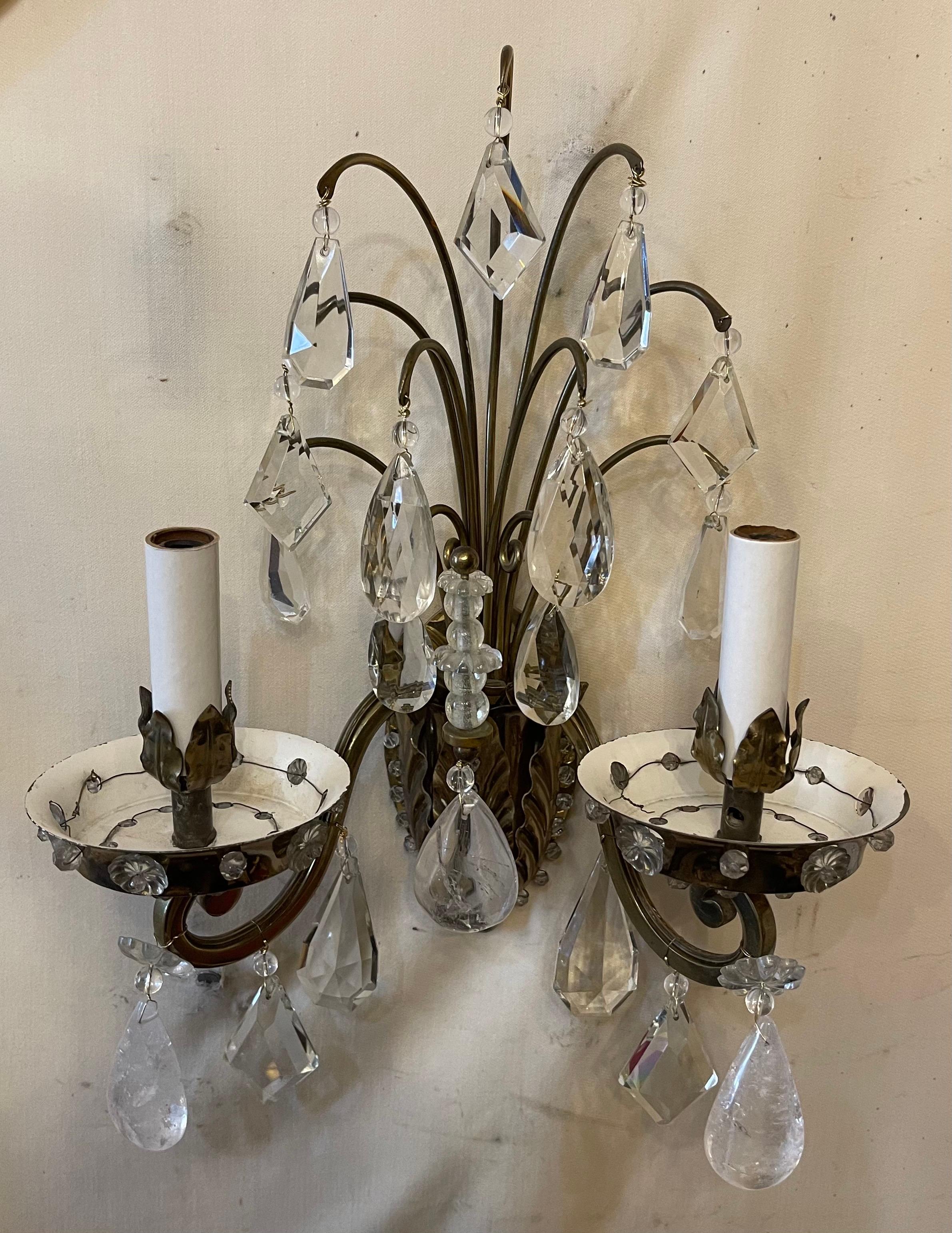 italien Merveilleuse paire d'appliques en laiton, cristal de roche, feuille, bouquet de fleurs Maison Baguès en vente
