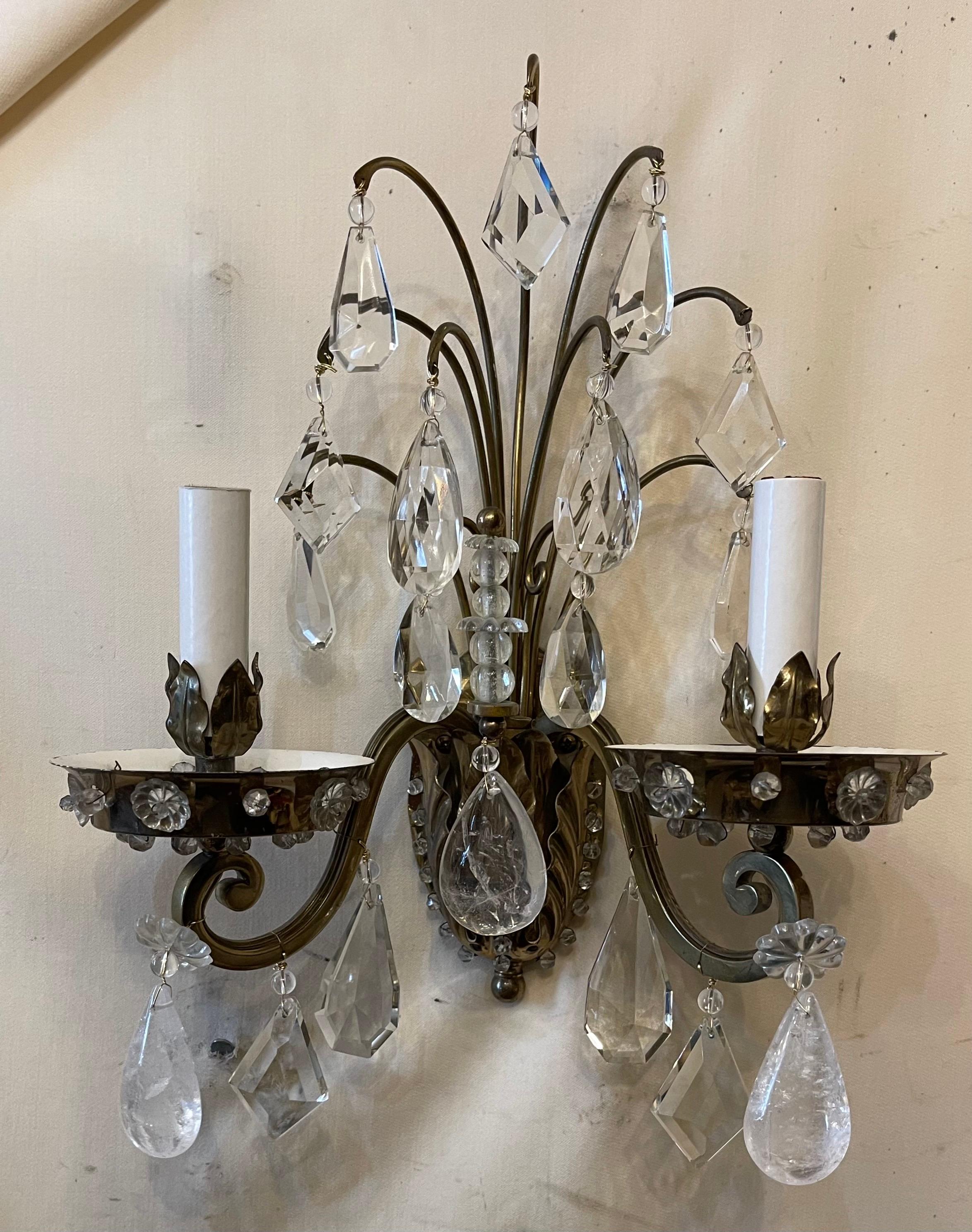 20ième siècle Merveilleuse paire d'appliques en laiton, cristal de roche, feuille, bouquet de fleurs Maison Baguès en vente