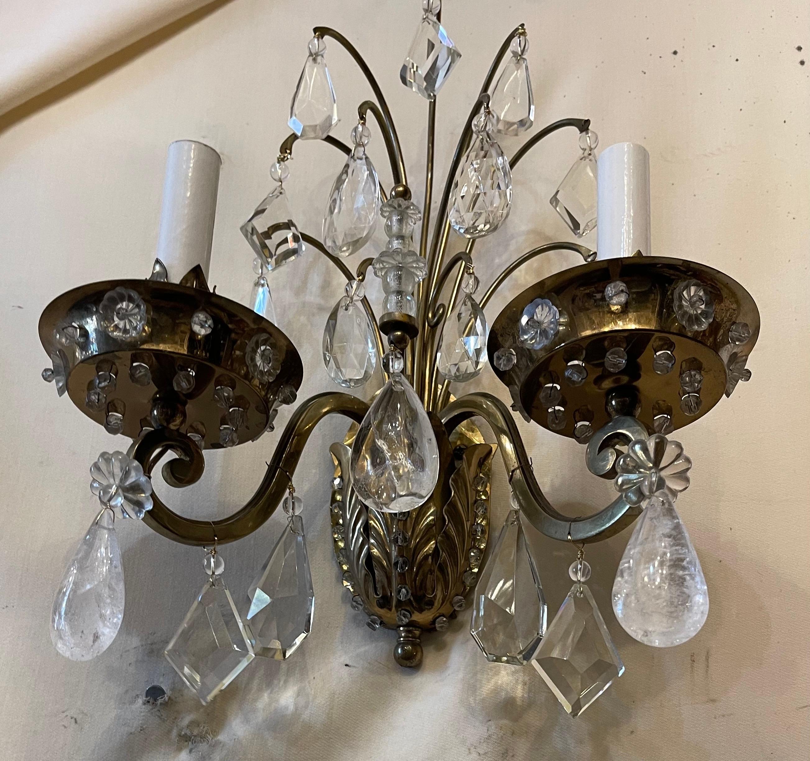 Cristal Merveilleuse paire d'appliques en laiton, cristal de roche, feuille, bouquet de fleurs Maison Baguès en vente
