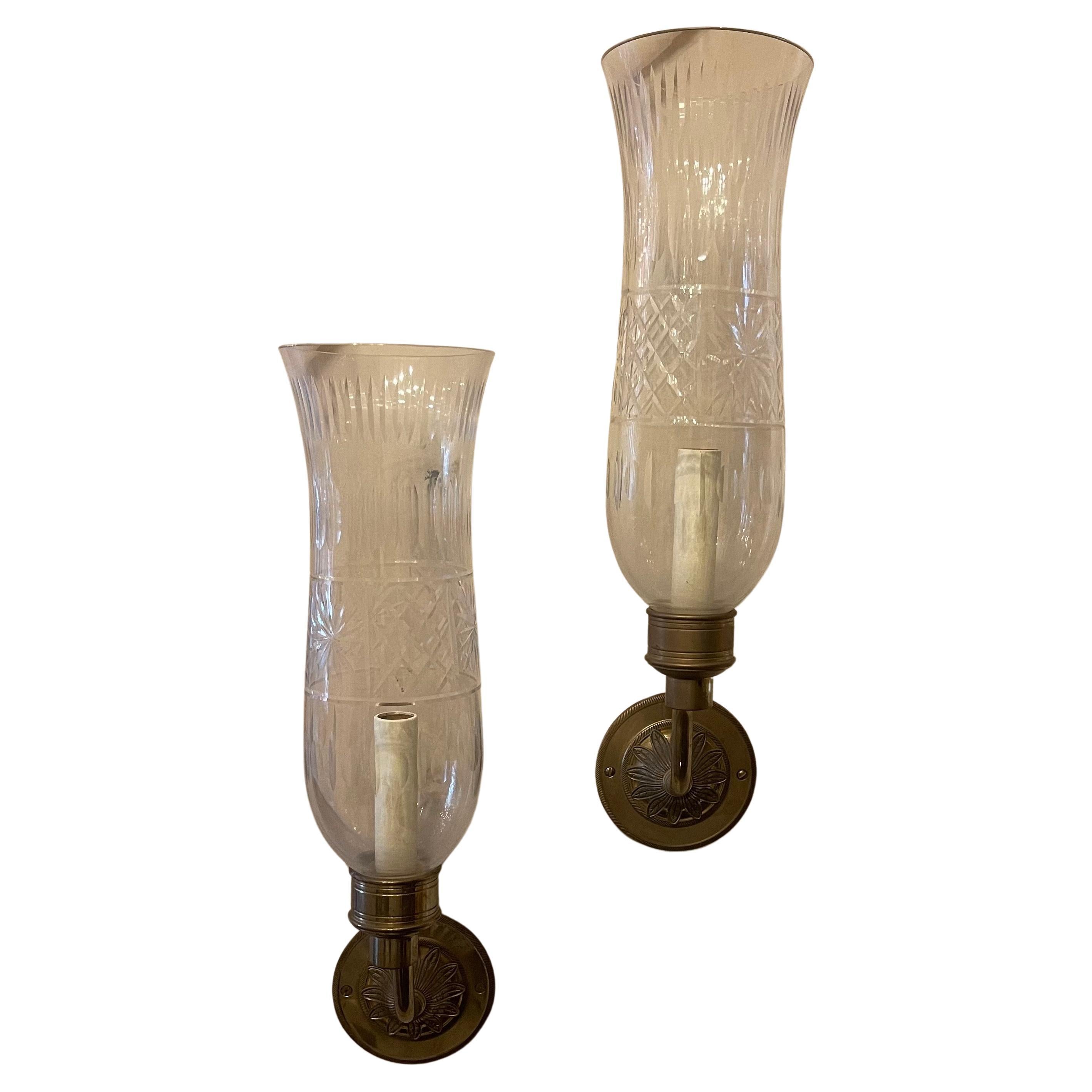 Merveilleuse paire d'appliques Vaughan de style Régence géorgienne en bronze gravé en verre d'ouragan en vente