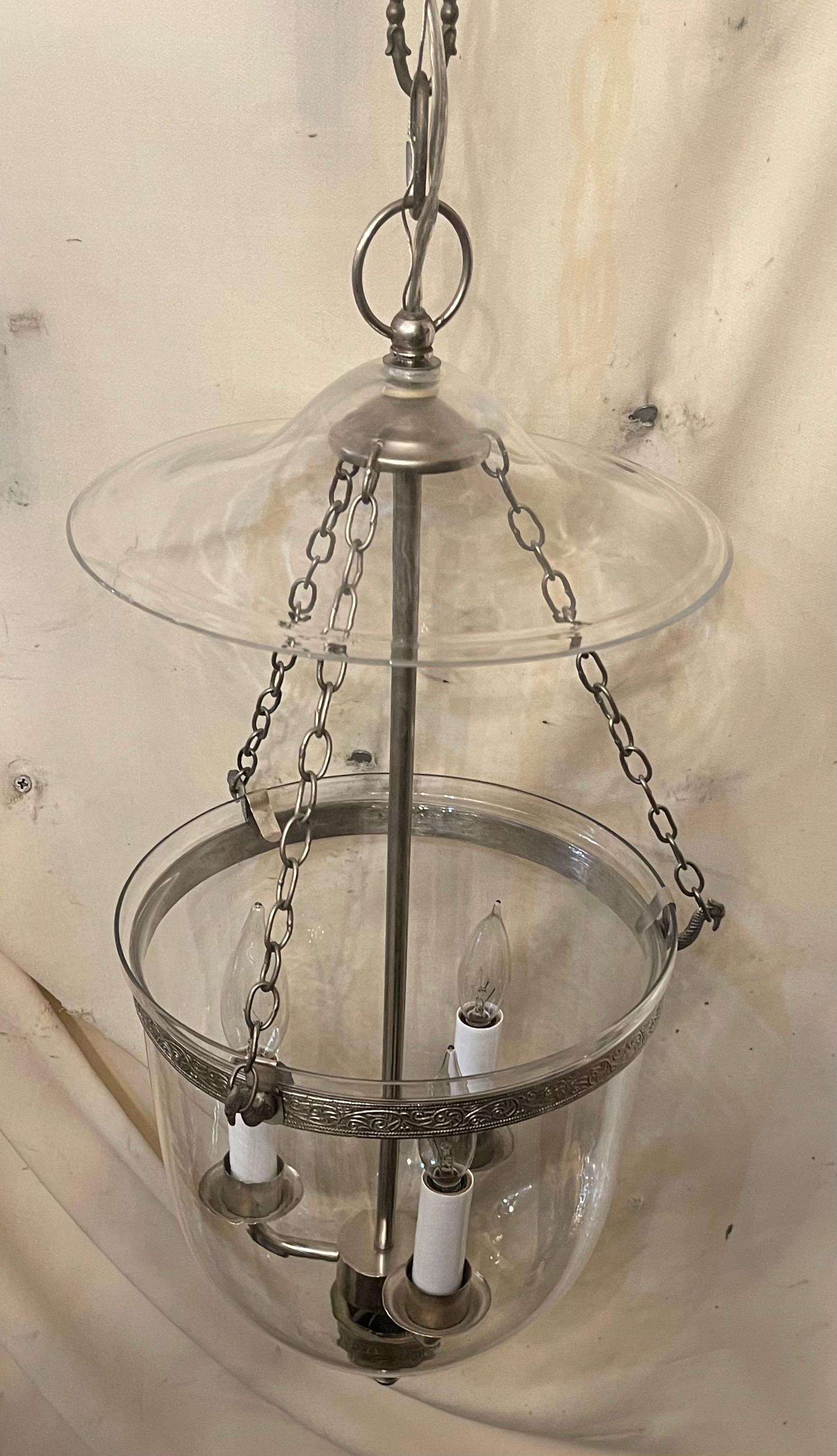 Ein wunderbares Paar von großen gebürstetem Nickel geblasenem Glas Bell Jar Laternen Leuchten im Stil und in der Art von Vaughan, Verdrahtung wurde aktualisiert.
Sie werden montagefertig mit Kettendach und Befestigungsmaterial geliefert.