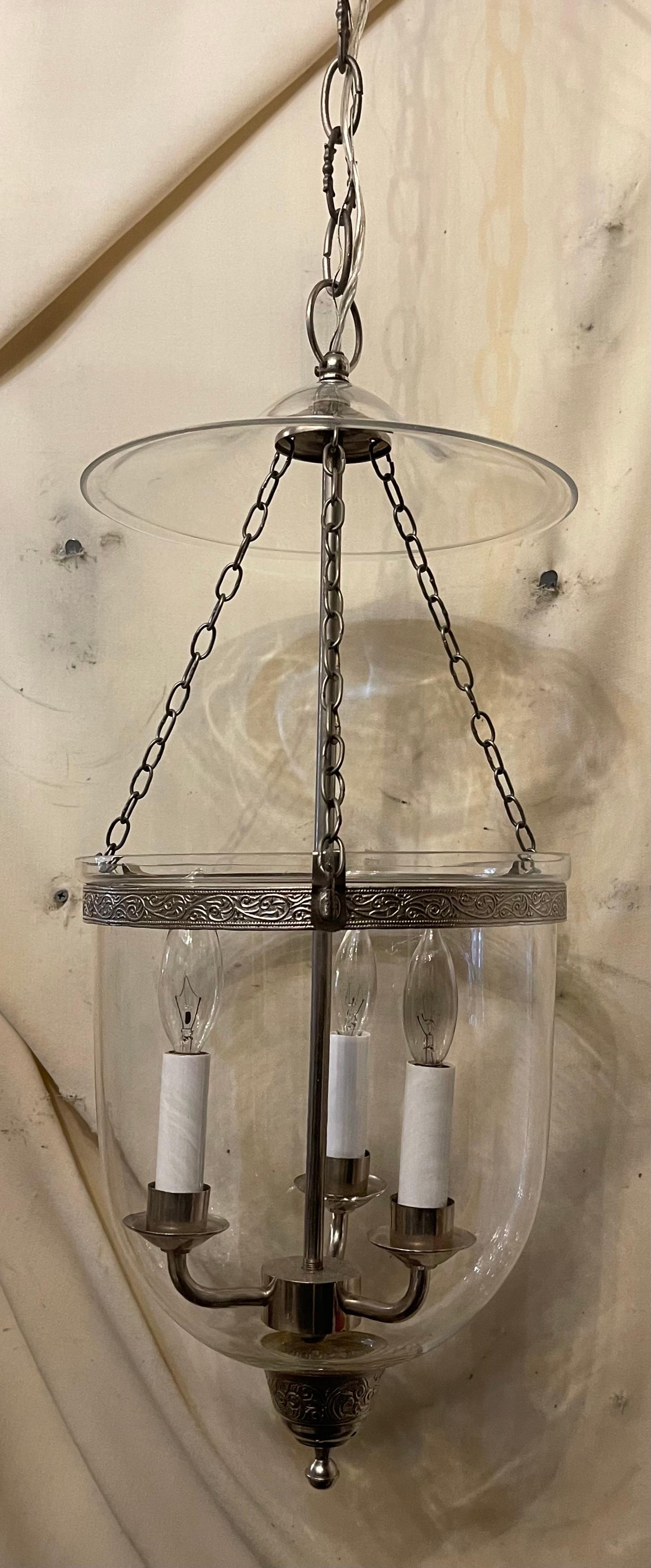 Wunderbares Paar gebürstetem Nickel geblasenem Glas Bell Jar Laternen Licht Leuchten (Regency) im Angebot