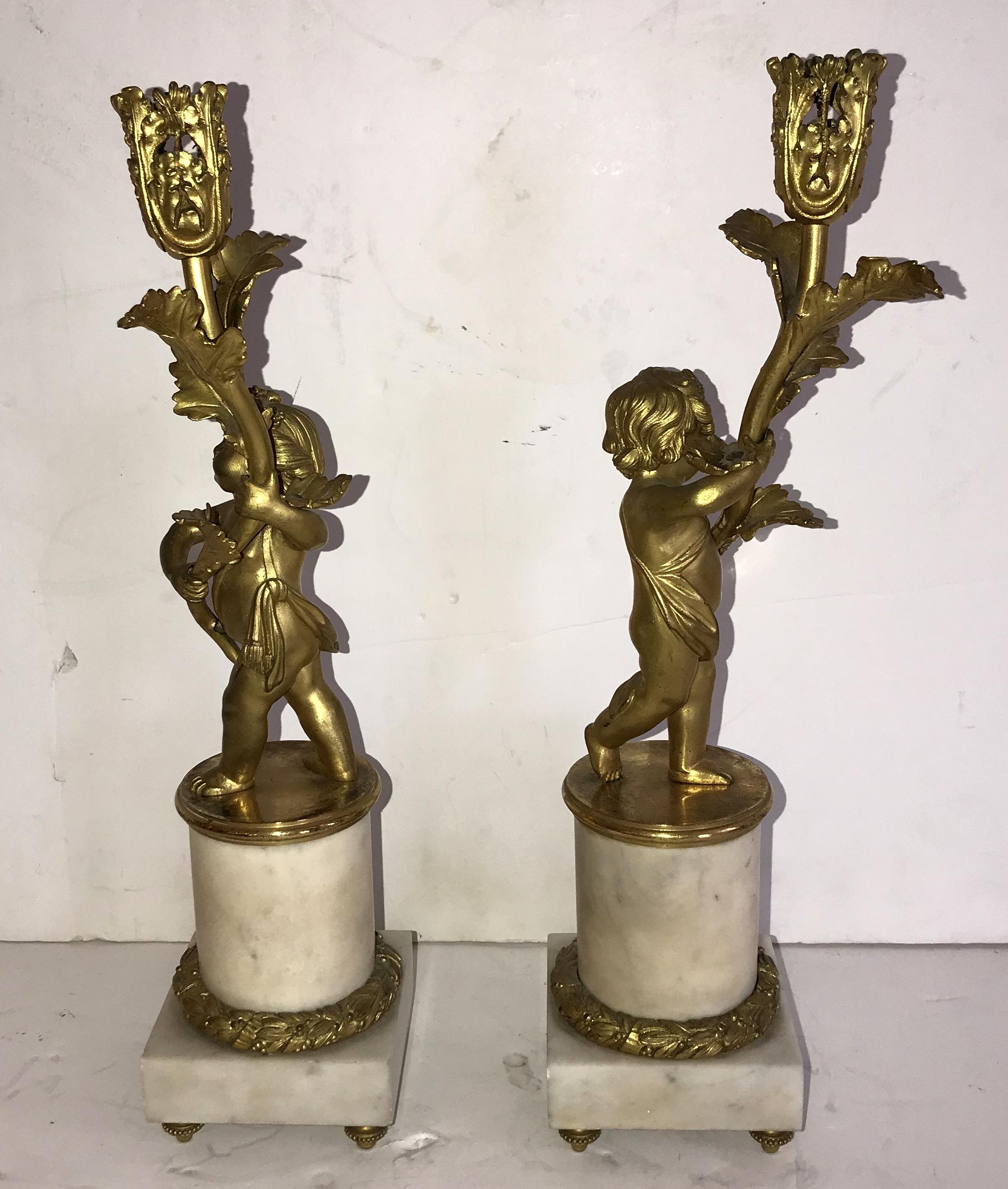 Wunderschönes Paar Cherub Dore Bronze Puttenfiguren-Kandelaber, Goldbronze montierter Marmor (Vergoldet) im Angebot