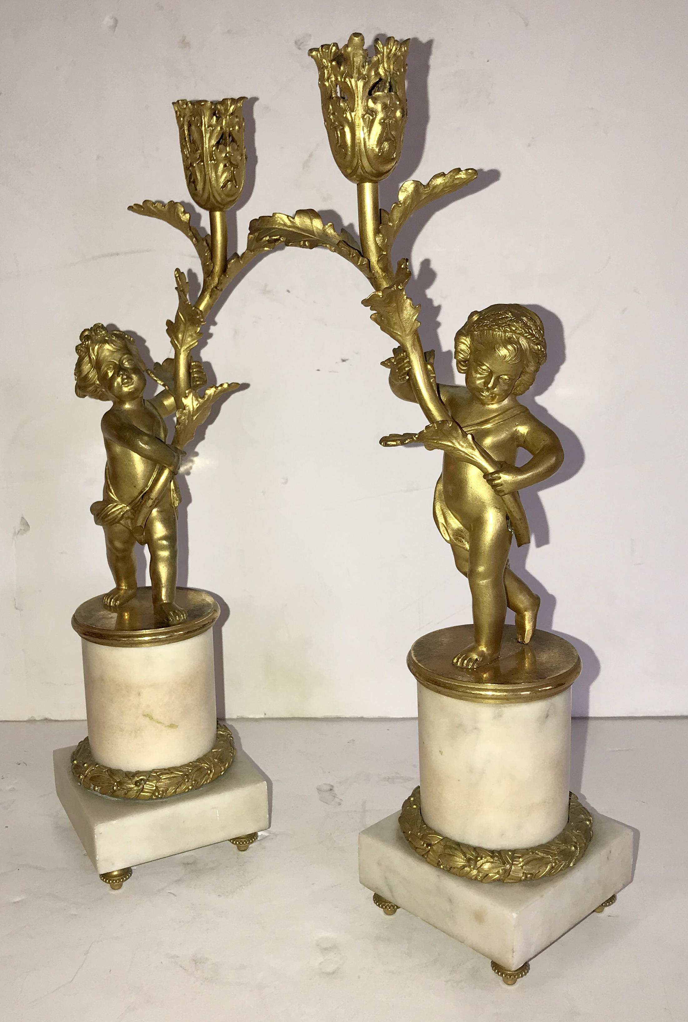 Wunderschönes Paar Cherub Dore Bronze Puttenfiguren-Kandelaber, Goldbronze montierter Marmor (Frühes 20. Jahrhundert) im Angebot