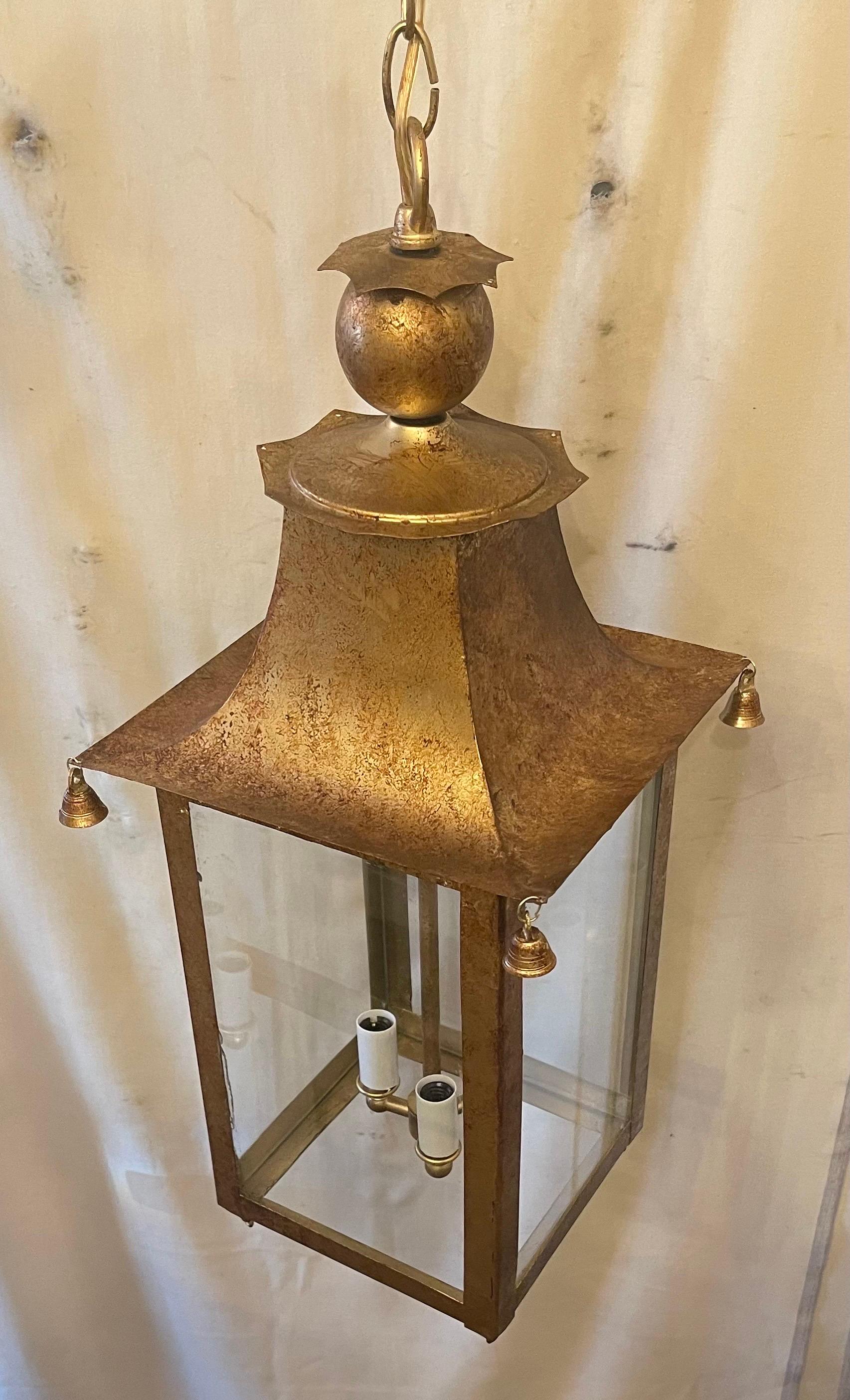 Meravigliosa coppia di lampadari Chinoiserie dorati a lanterna a campana In condizioni buone in vendita a Roslyn, NY