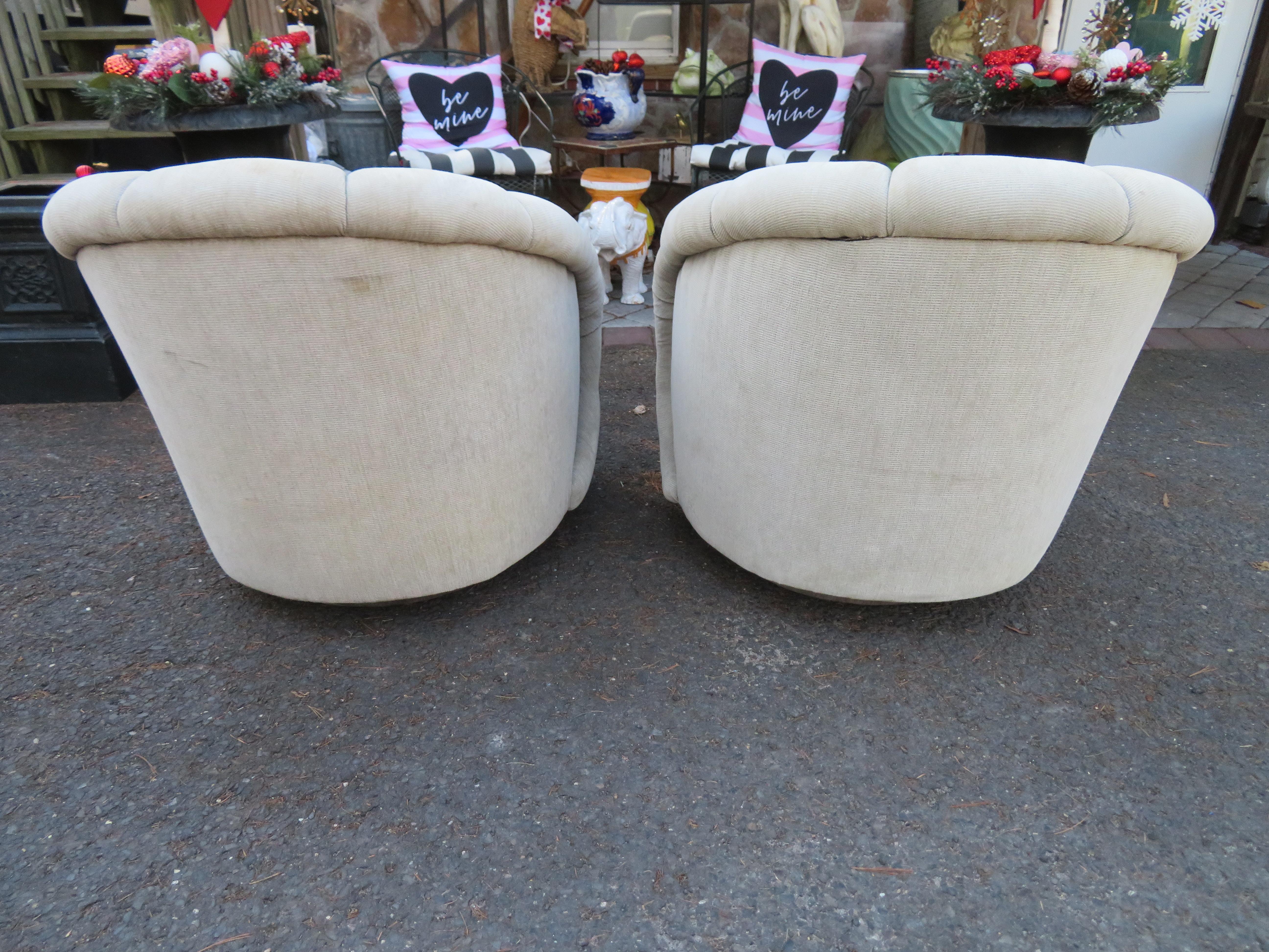 Wonderful Pair Croissant Back Swivel Rocker Lounge Chairs Mid-Century Modern In Good Condition For Sale In Pemberton, NJ