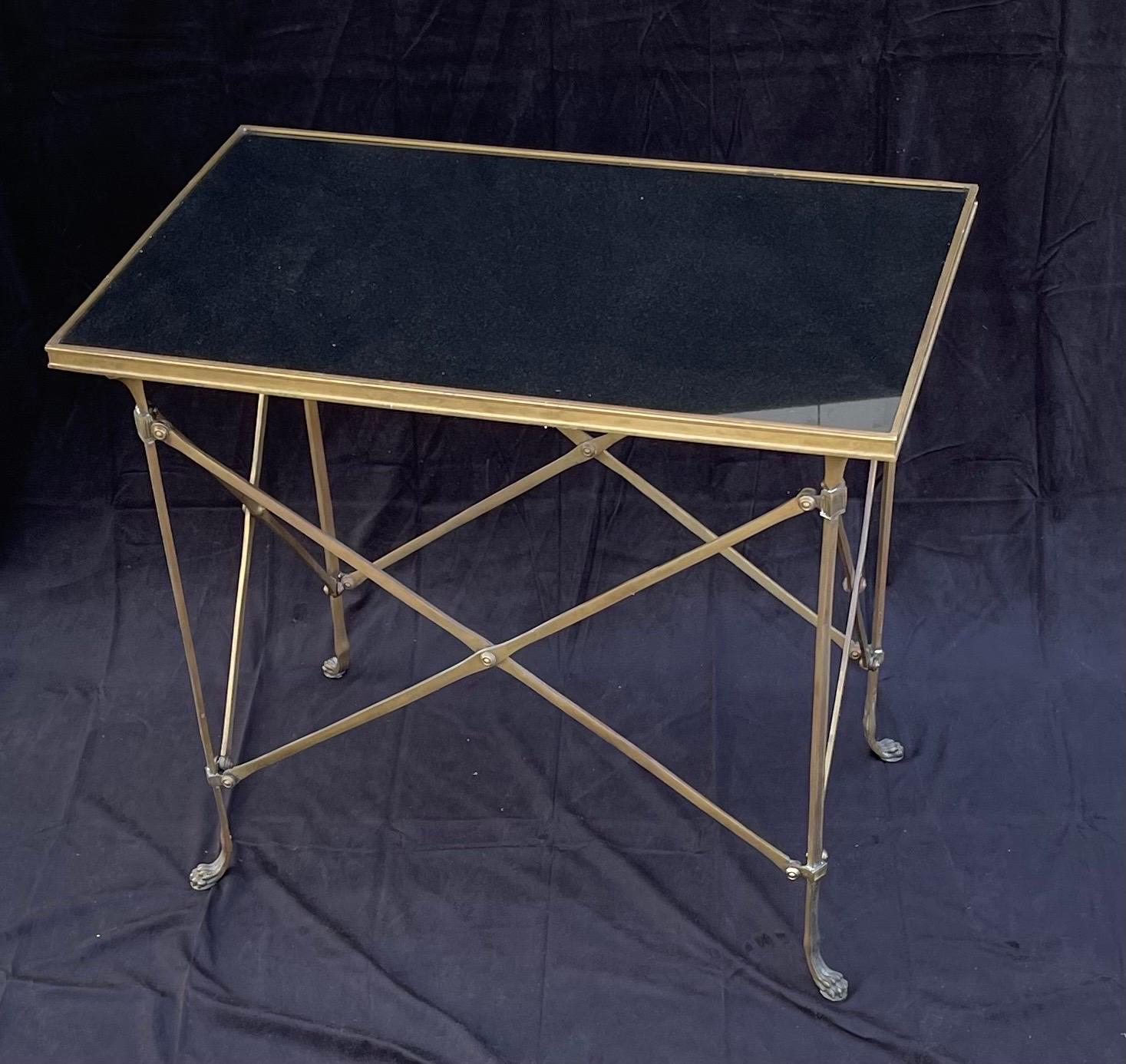 Merveilleuse paire de tables d'appoint néoclassiques françaises de style Louis XVI en bronze Guéridon Directoire avec plateaux en marbre noir / granit insérés menant à des pieds en patte d'oie.