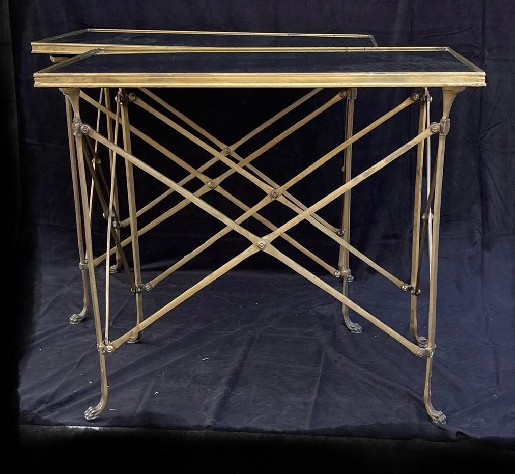 Français Merveilleuse paire de tables d'appoint en bronze de style Directoire, plateau en marbre noir en vente