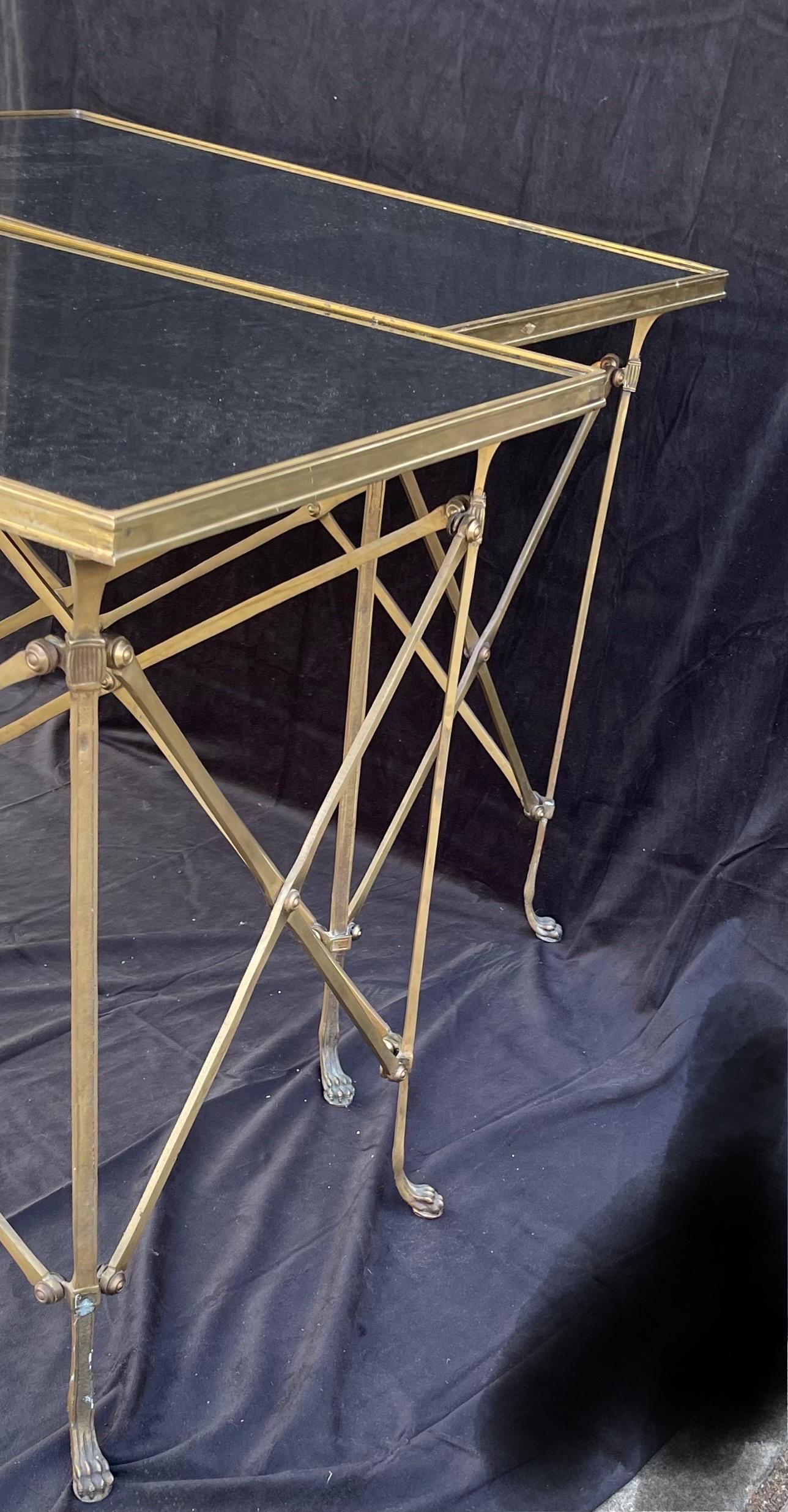 20ième siècle Merveilleuse paire de tables d'appoint en bronze de style Directoire, plateau en marbre noir en vente