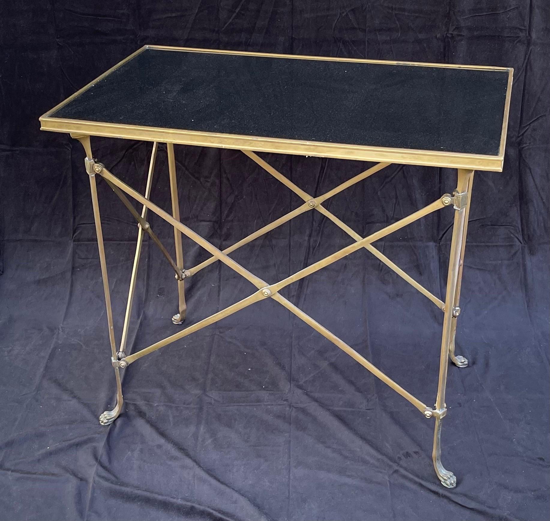 Bronze Merveilleuse paire de tables d'appoint en bronze de style Directoire, plateau en marbre noir en vente