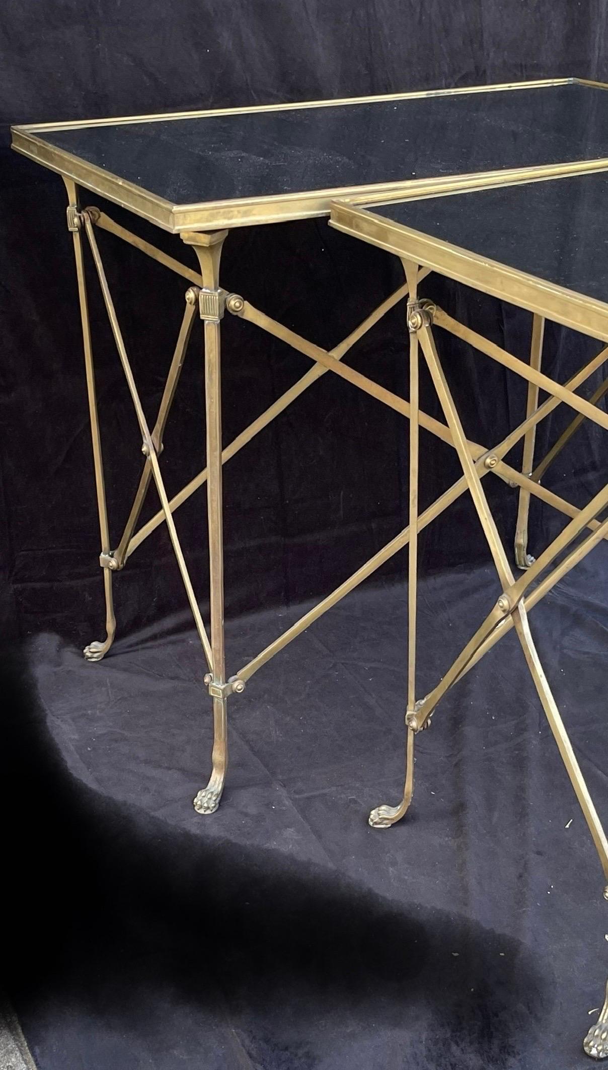 Merveilleuse paire de tables d'appoint en bronze de style Directoire, plateau en marbre noir en vente 1