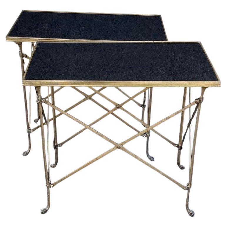 Merveilleuse paire de tables d'appoint en bronze de style Directoire, plateau en marbre noir en vente