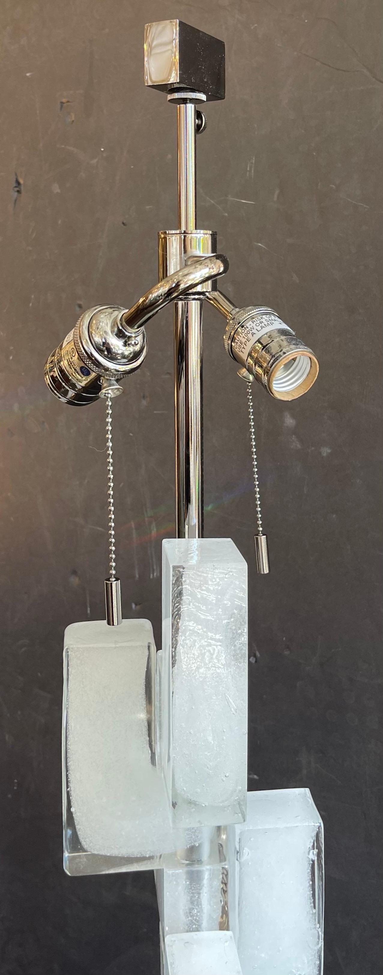 Merveilleuse paire de piles en verre d'art dépoli Murano de Donghia Esha Alta  Lampes sur socle en nickel noir fumé poli
Le câblage est à jour 