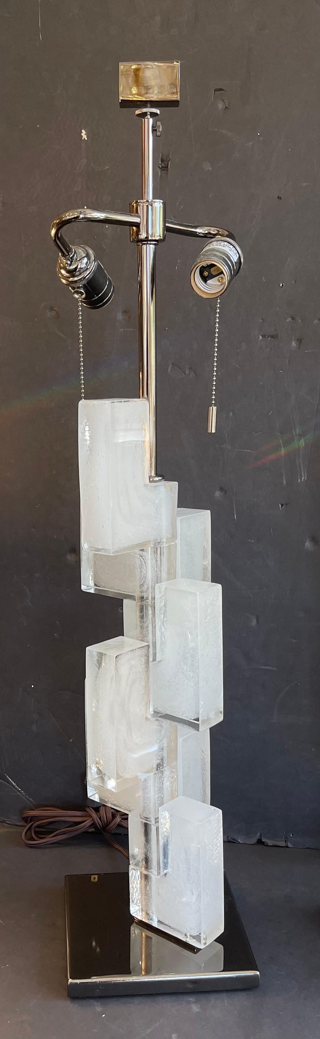 italien Merveilleuse paire de lampes Donghia Esha Alta Murano en verre d'art dépoli empilées en nickel en vente