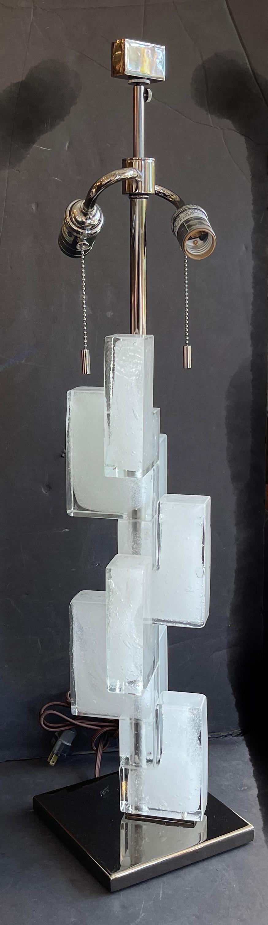 Merveilleuse paire de lampes Donghia Esha Alta Murano en verre d'art dépoli empilées en nickel Bon état - En vente à Roslyn, NY