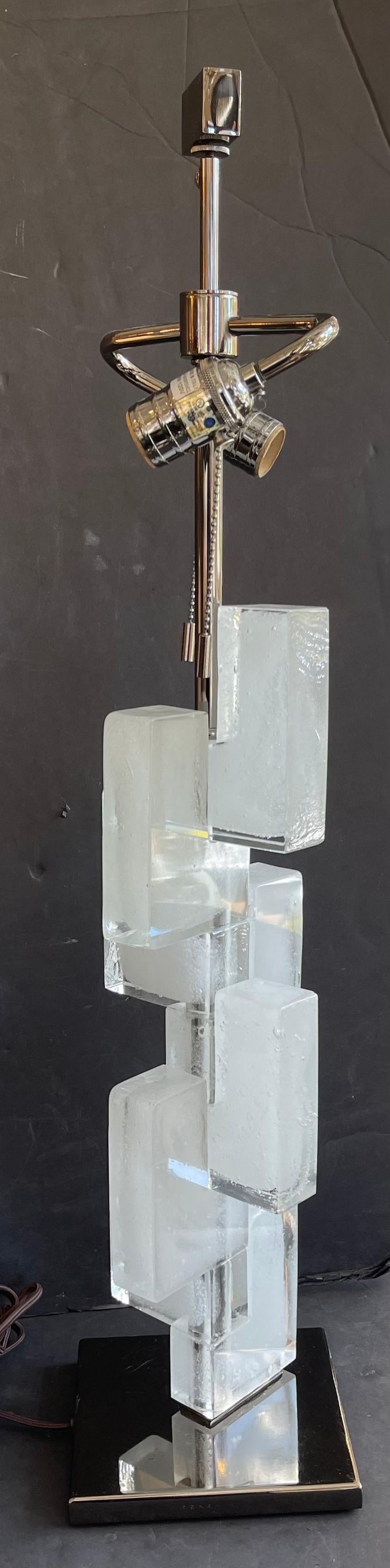 20ième siècle Merveilleuse paire de lampes Donghia Esha Alta Murano en verre d'art dépoli empilées en nickel en vente