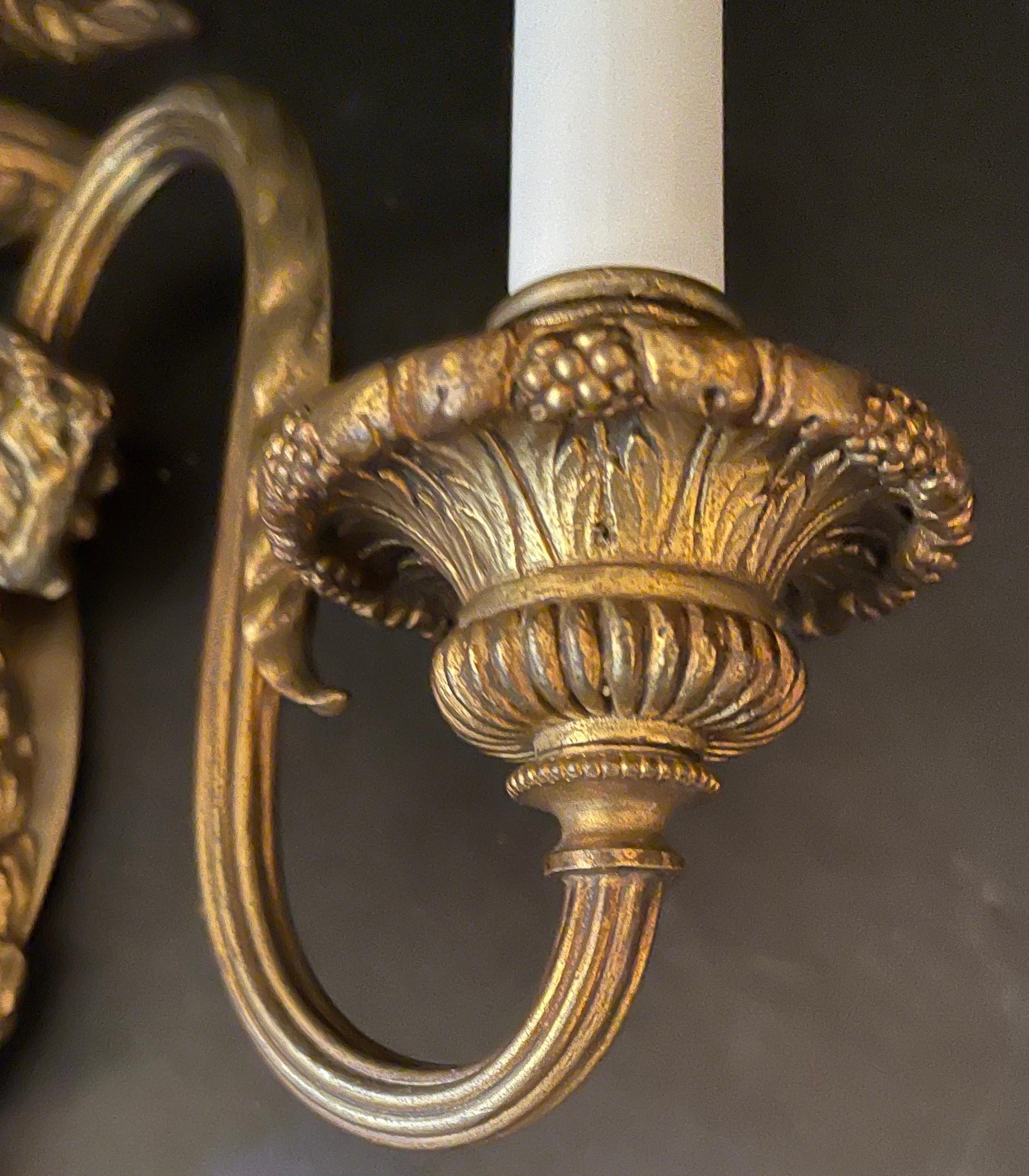 Zwei wunderbare zweiarmige Wandleuchter, E. F. Caldwell Neoklassizistische Bronze-Urne Touchier im Zustand „Gut“ im Angebot in Roslyn, NY