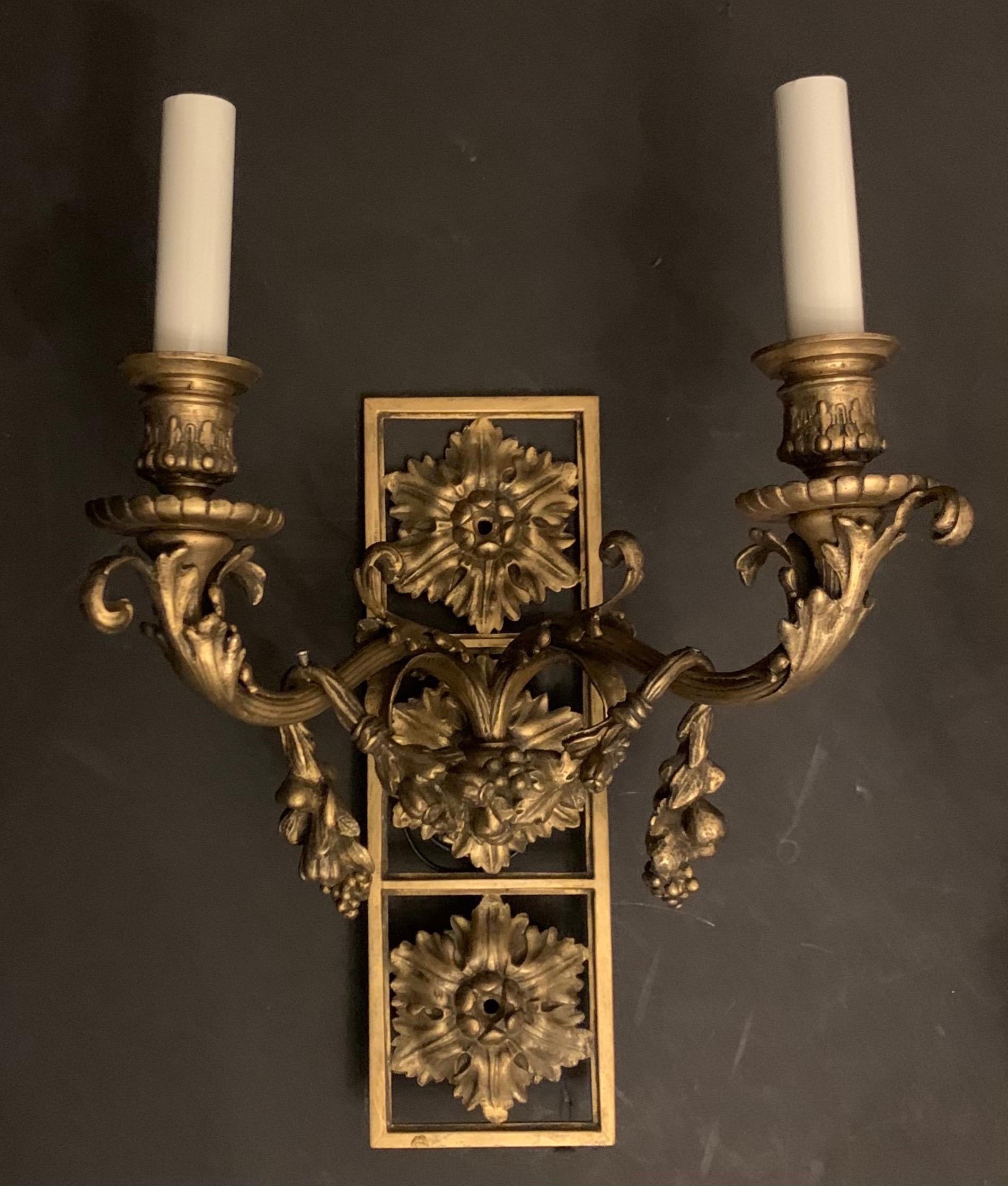 Une merveilleuse paire d'appliques à bras de style néoclassique en bronze de style E. F. Caldwell, avec couronne de fleurs et deux candélabres rebranchés.