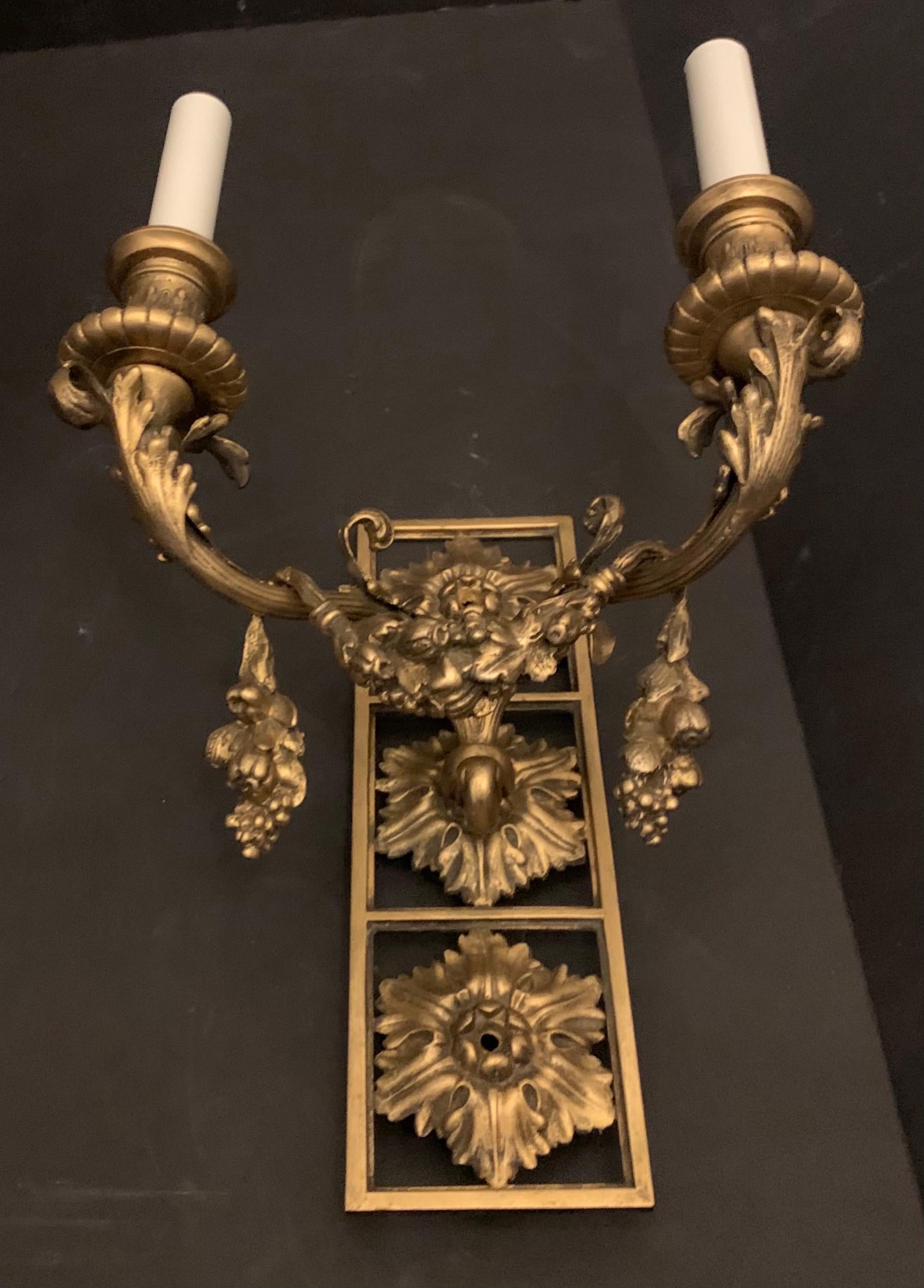 Merveilleuse paire d'appliques néoclassiques à deux bras en bronze en forme de couronnes de couronne de E. F. Caldwell Bon état - En vente à Roslyn, NY