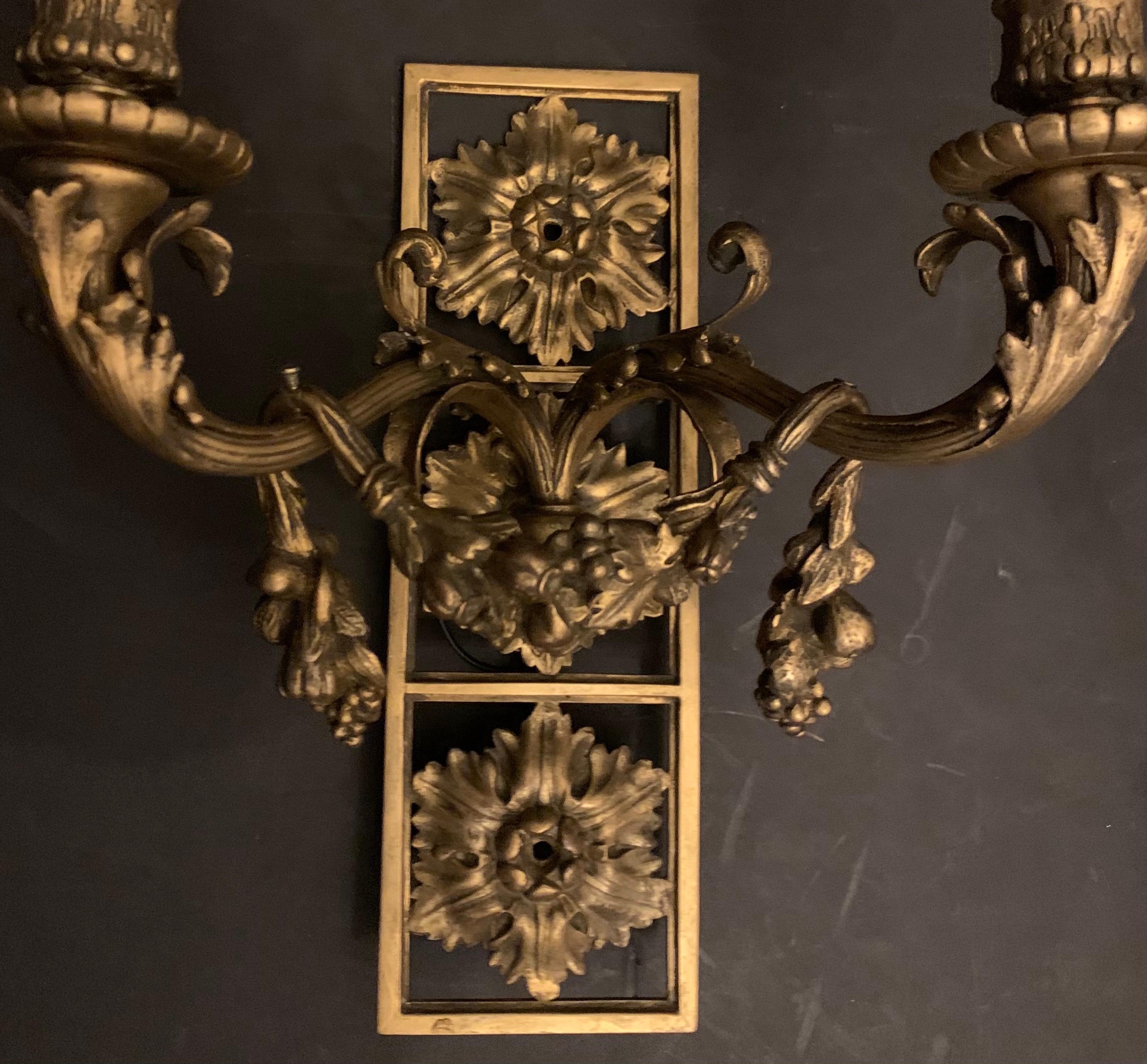 Bronze Merveilleuse paire d'appliques néoclassiques à deux bras en bronze en forme de couronnes de couronne de E. F. Caldwell en vente