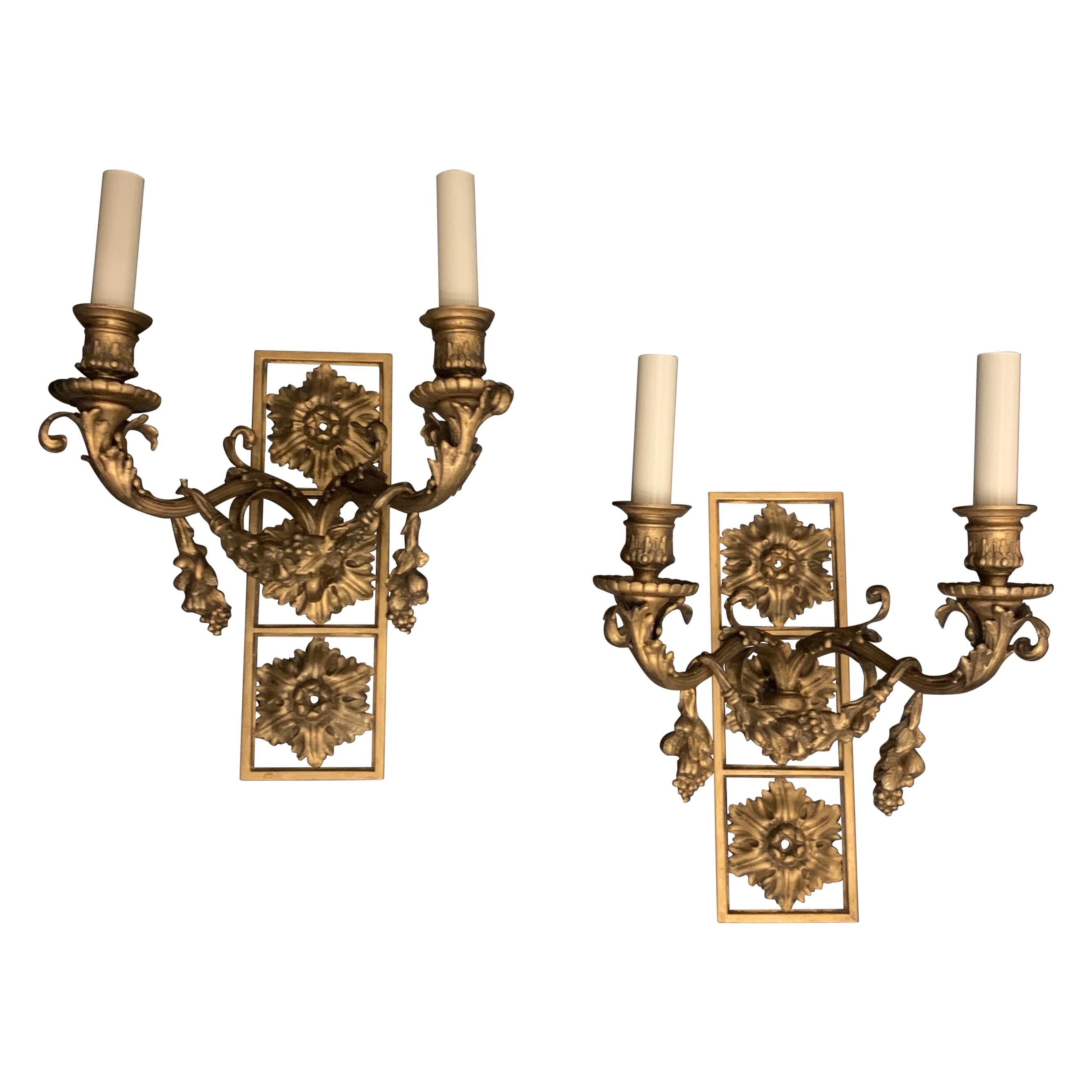 Merveilleuse paire d'appliques néoclassiques à deux bras en bronze en forme de couronnes de couronne de E. F. Caldwell