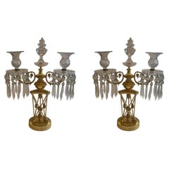 Wunderschönes Paar neoklassizistischer Kerzenleuchter im Empire-Stil aus vergoldeter Bronze mit Baccarat-Kristall