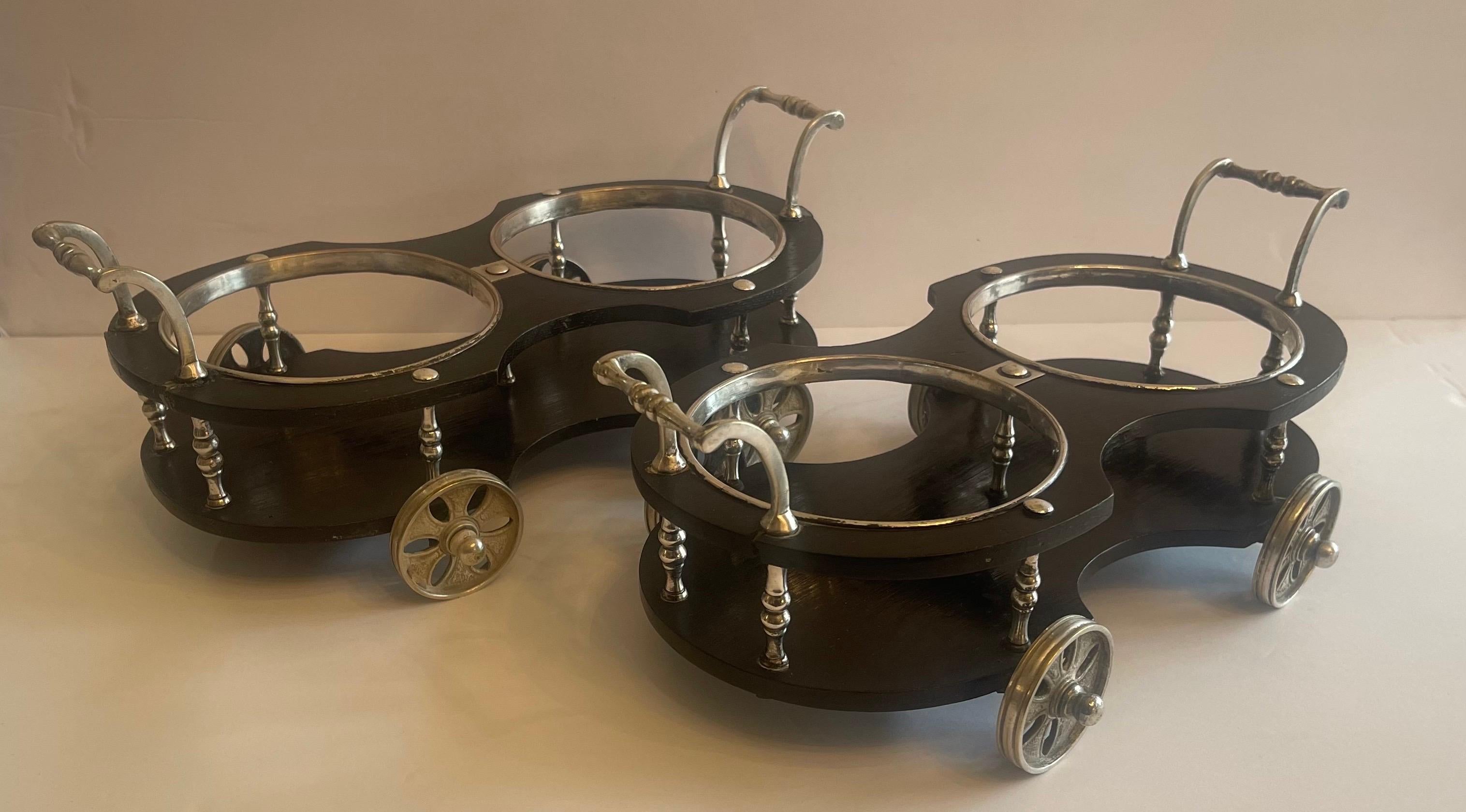Una splendida coppia di carrozze/carrelli per decanter inglesi placcati in argento di Sheffield  
