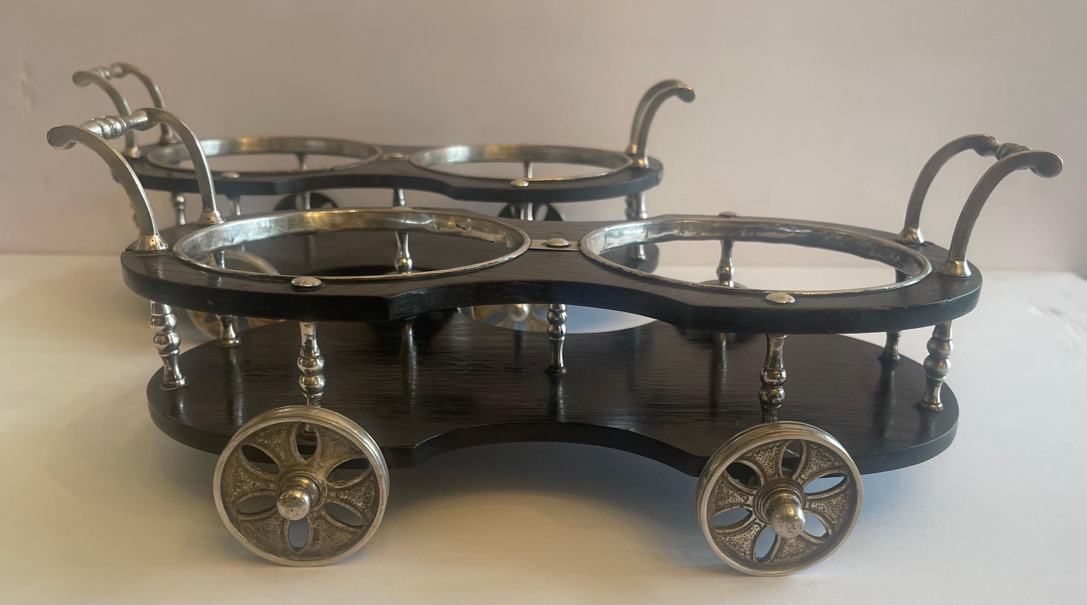 XX secolo Meravigliosa coppia di decanter inglesi Sheffield placcati in argento con carrello a carrelli in vendita