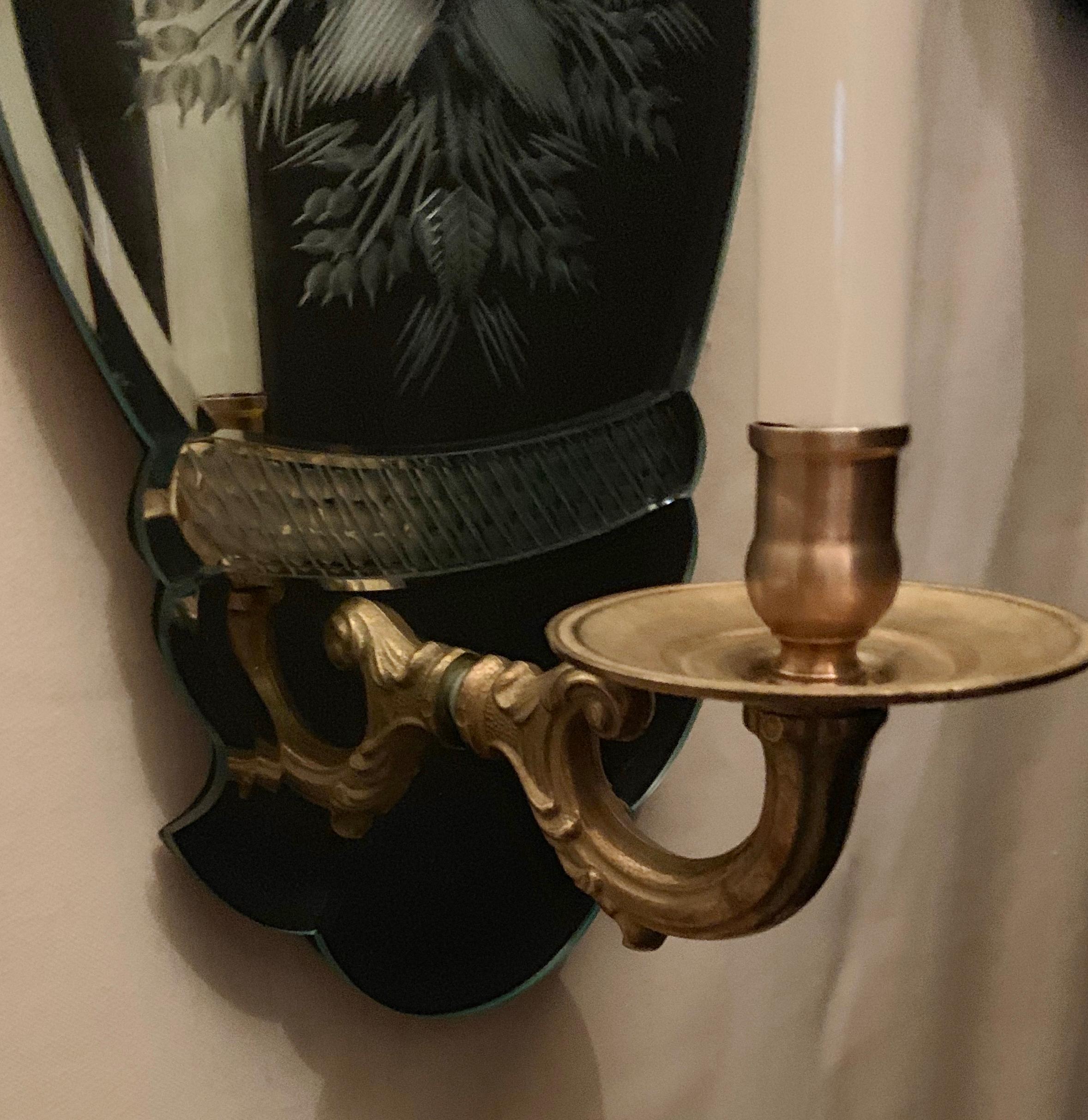 Regency Merveilleuse paire d'appliques Caldwell en bronze à un seul éclairage avec miroir floral gravé à l'arrière en vente