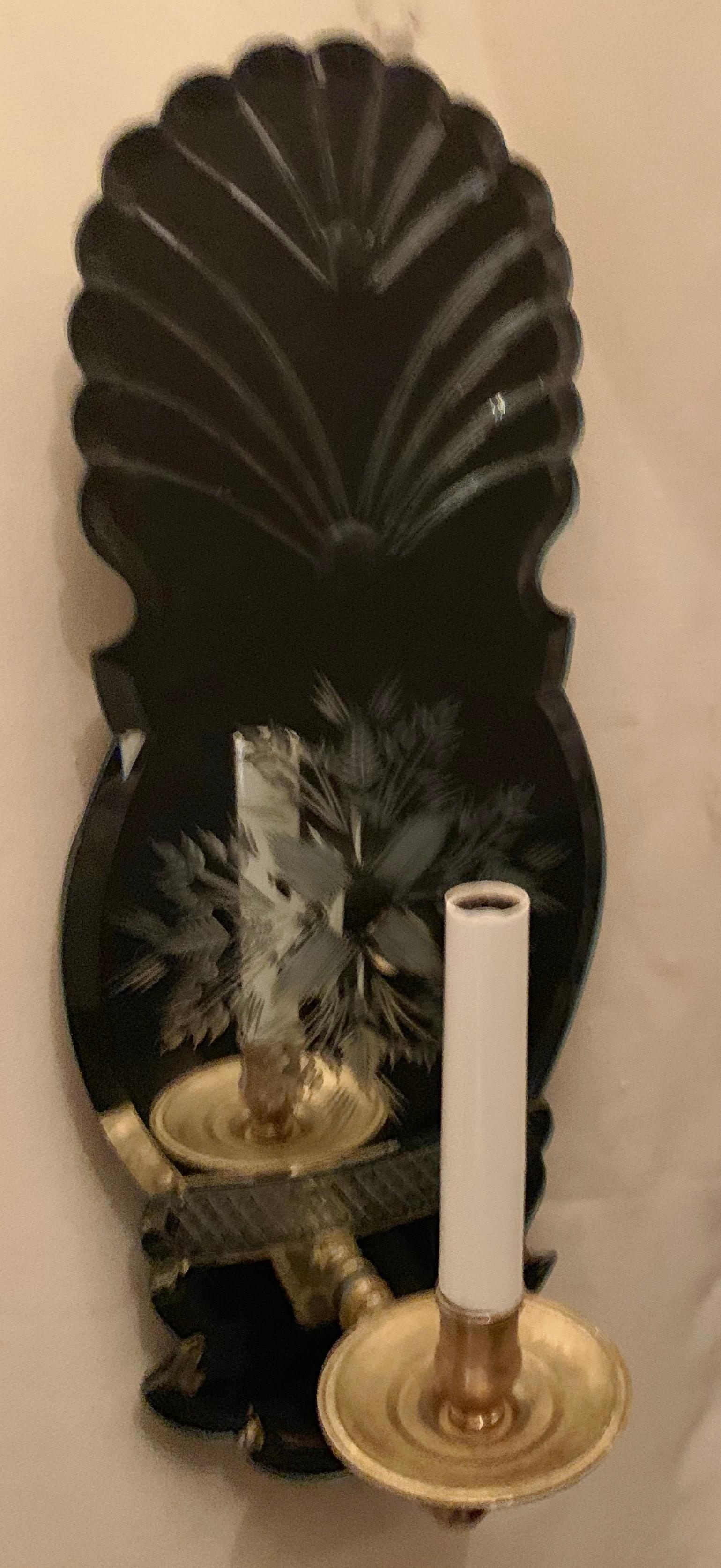 italien Merveilleuse paire d'appliques Caldwell en bronze à un seul éclairage avec miroir floral gravé à l'arrière en vente