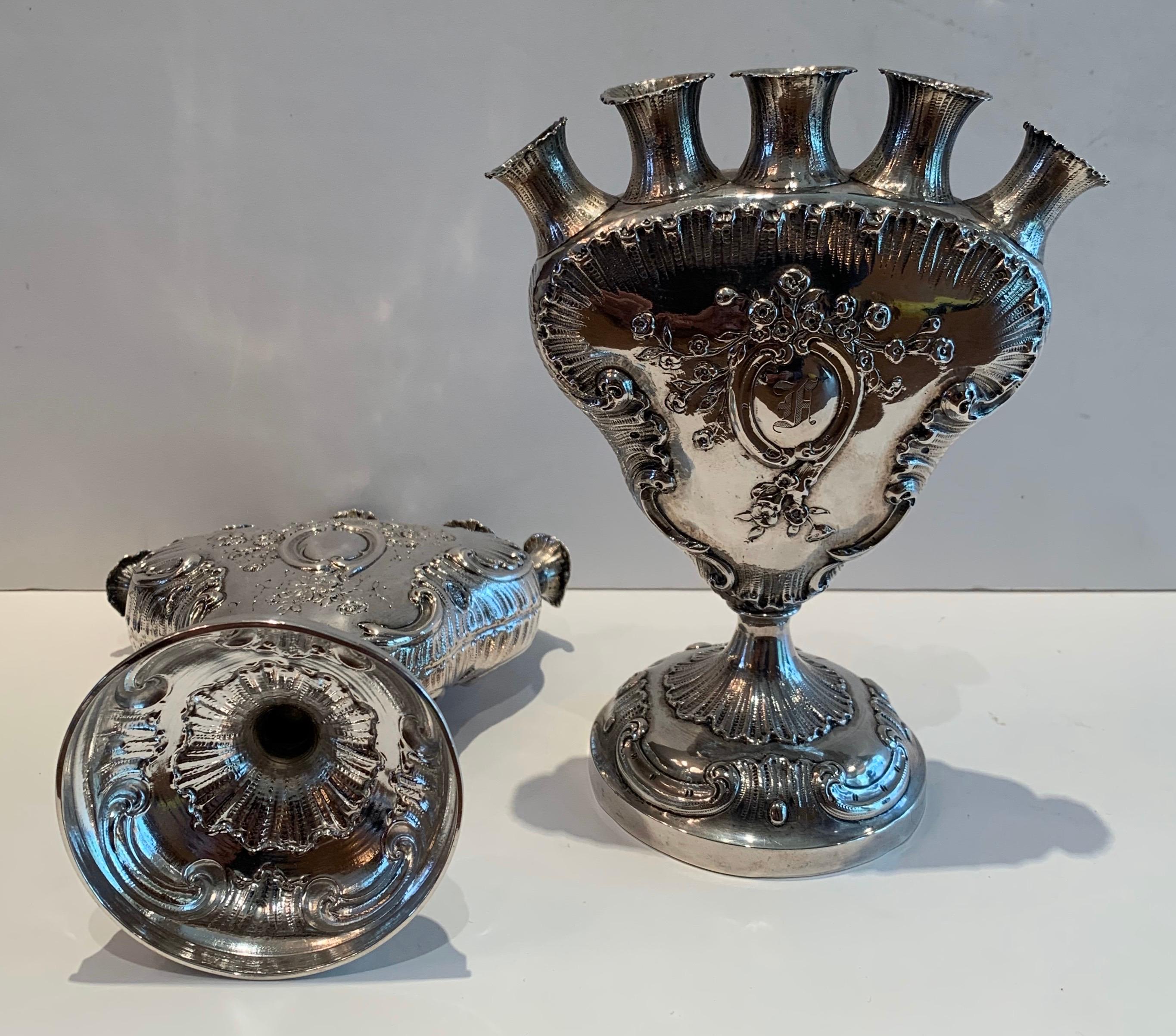 Allemand Merveilleuse paire de vases à bourgeons baroques européens en argent sterling 800 en vente
