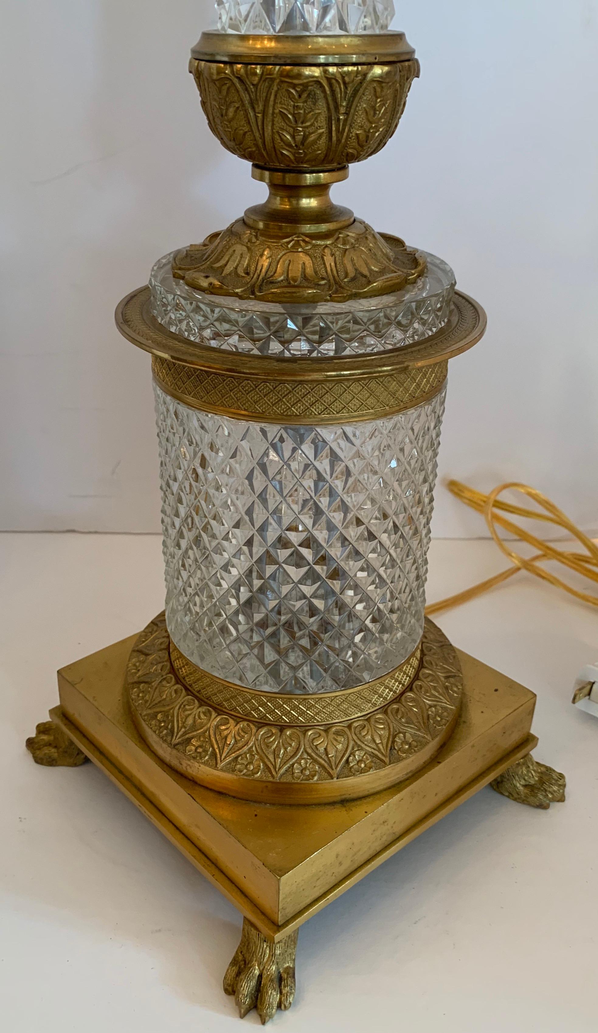 Néoclassique Merveilleuse paire de lampes à colonne en cristal doré:: bronze et cristal taillé:: avec pieds en patte en vente