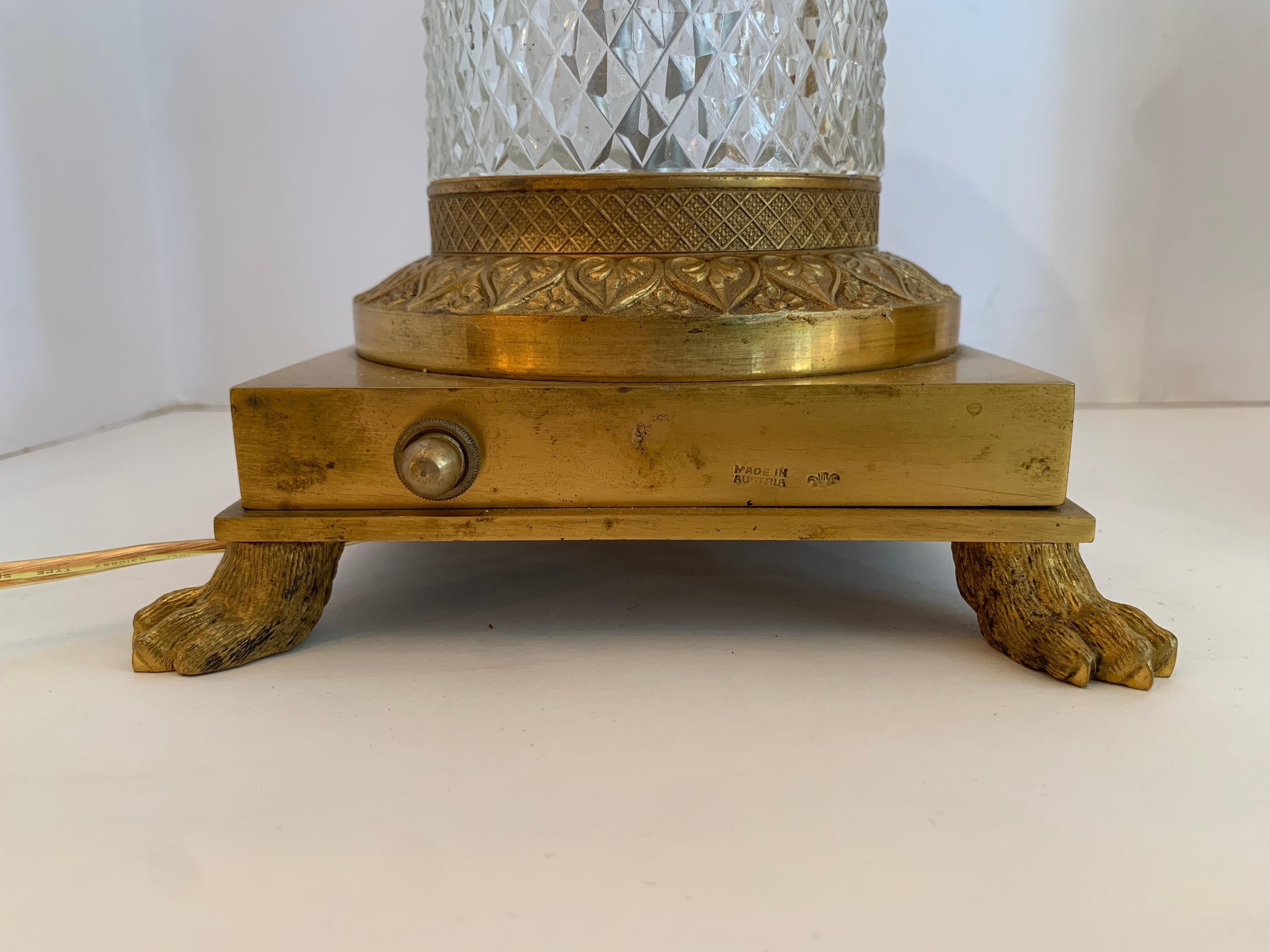 Doré Merveilleuse paire de lampes à colonne en cristal doré:: bronze et cristal taillé:: avec pieds en patte en vente