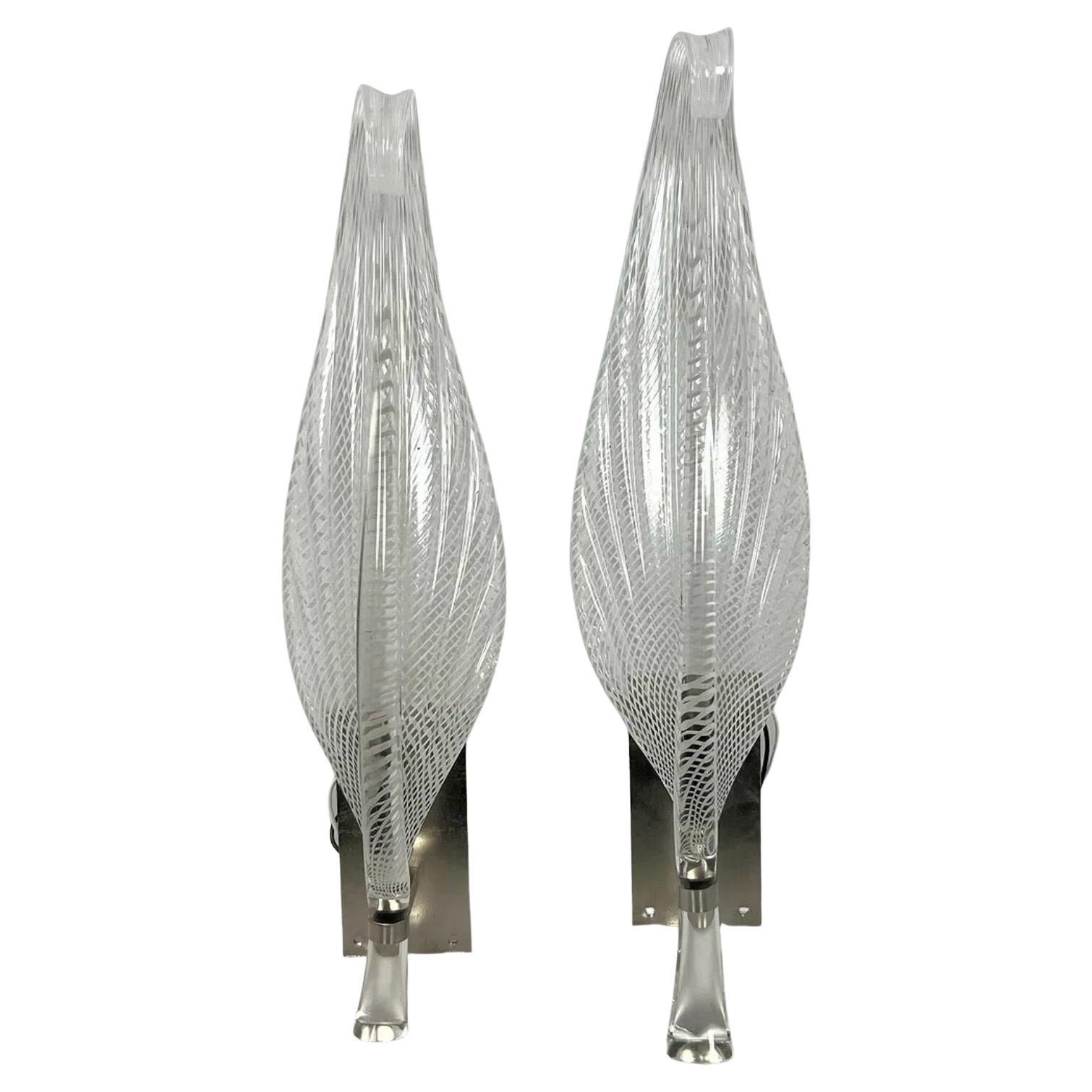 Merveilleuse paire d'appliques murales de style Murano en verre d'art à feuilles épaisses avec boîtier en nickel